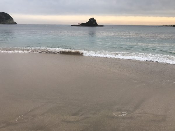 Moriya-Strand bei Katsuura - mit kleiner Insel und Torii