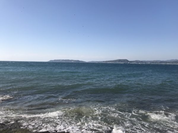 Blick auf die andere Seite des Meeres auf die Miura-Halbinsel