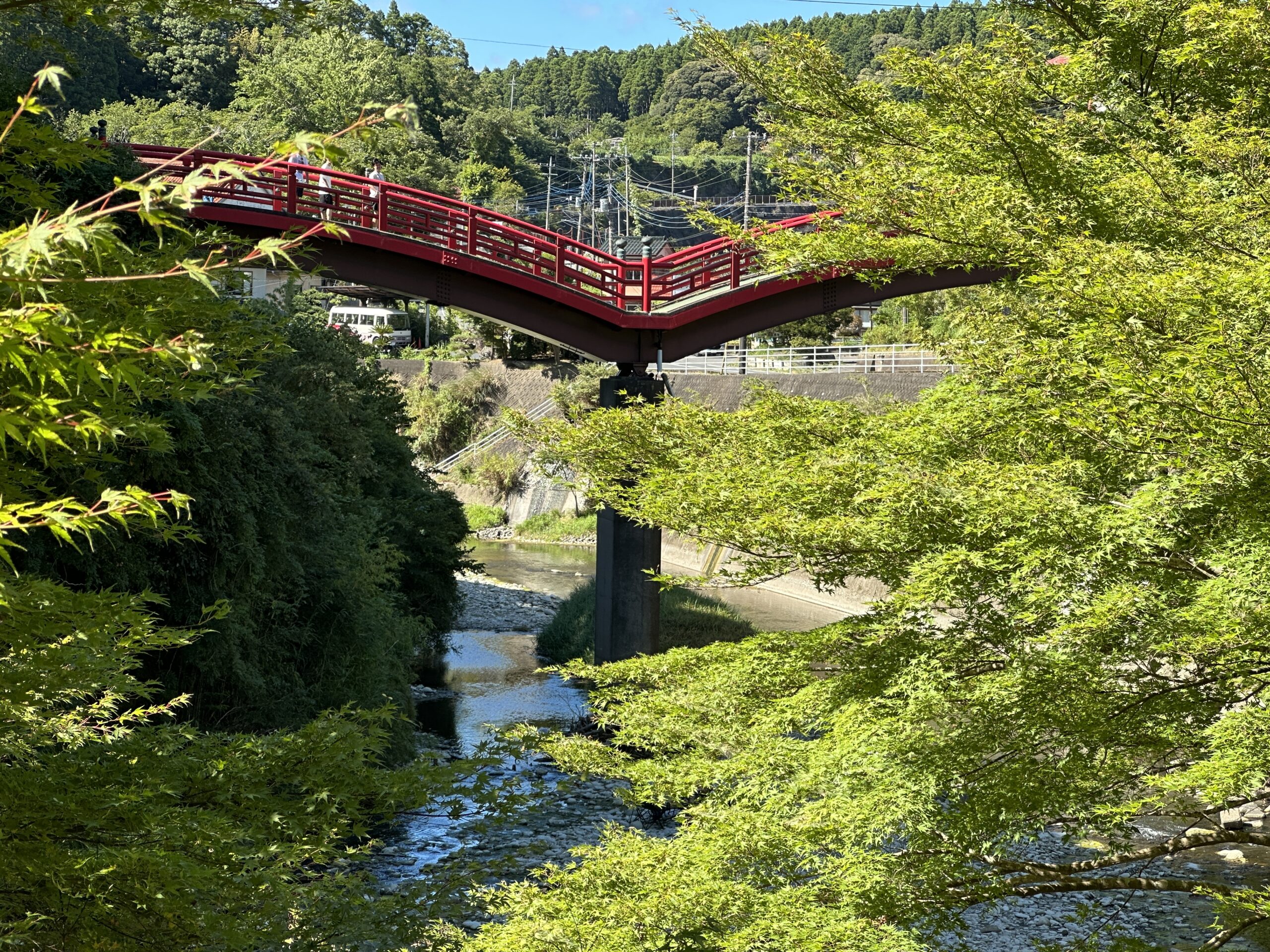 Brücke zum Rikkoku-ji in der Yōrō-Schlucht