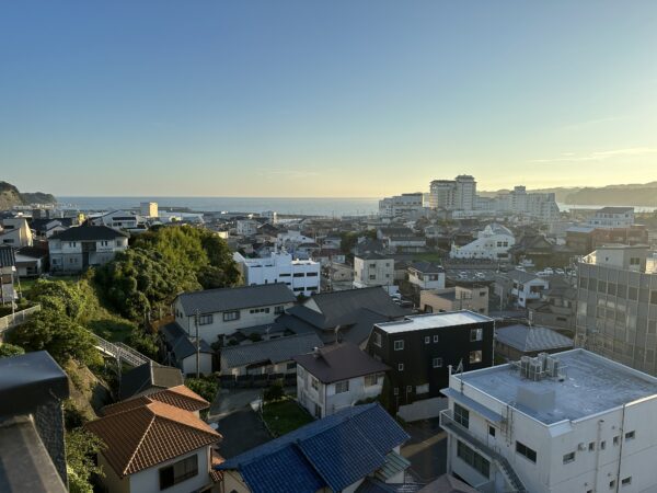 Das Stadtzentrum von Katsuura mit dem Pazifik im Hintergrund