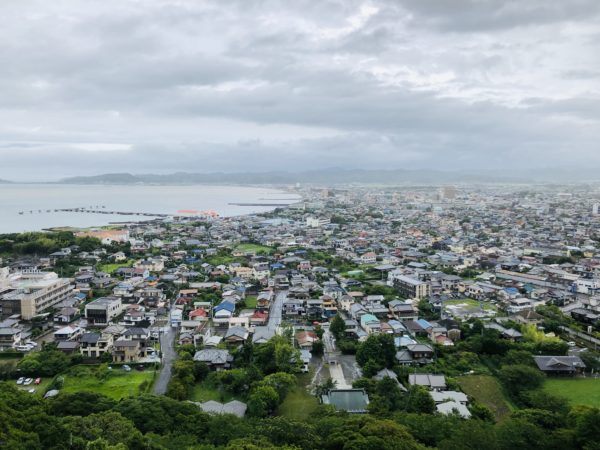 Die Stadt Tateyama an der gleichnamigen Bucht