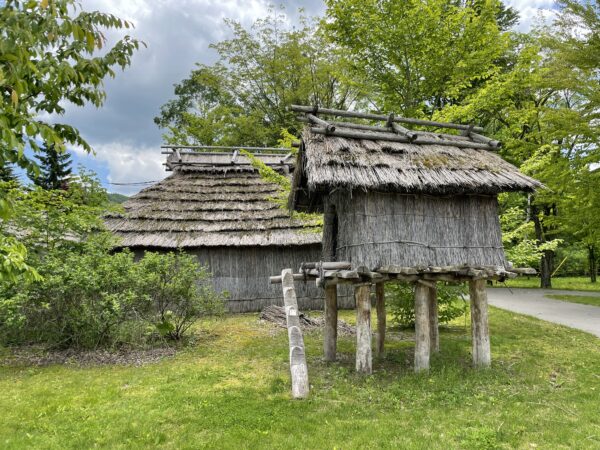 Traditionelle Ainu-Bauten in Nibutani