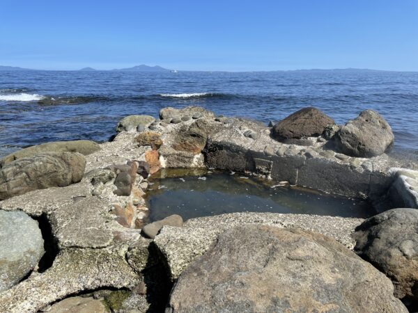 (Sehr) heiße Quelle direkt am Ufer. Die Insel auf der anderen Seite ist Kunashir (Rußland)