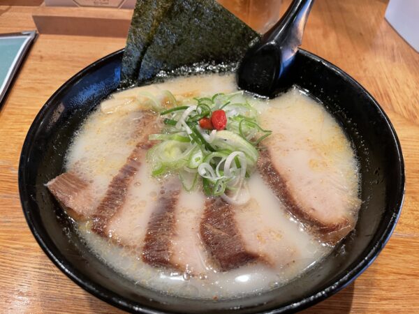Ramen auf Salz- und Knochenmarkbasis mit viel Fleisch...