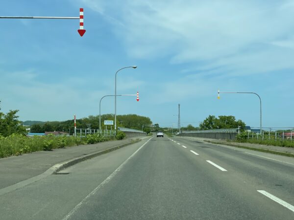 Strasse auf Hokkaido. Man beachte die Pfeile am Straßenrand - die sorgen dafür, dass man die Strasse auch im Winter wiederfindet