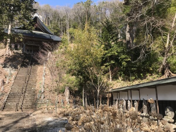Kaigan-ji, mit einer Reihe von Steinstatuen