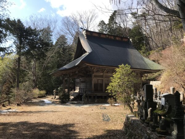 Eines der Gebäudes des Kaigan-ji in Hokuto, Yamanashi