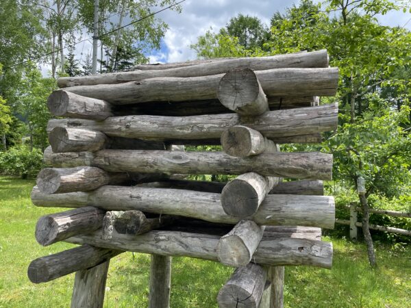 Bärenzwinger. Hier wurde ein Bär ein Jahr eingesperrt, bevor er in einem "Iomante" genanten Ritual getötet und so in das Reich der Götter zurückgeschickt wurde