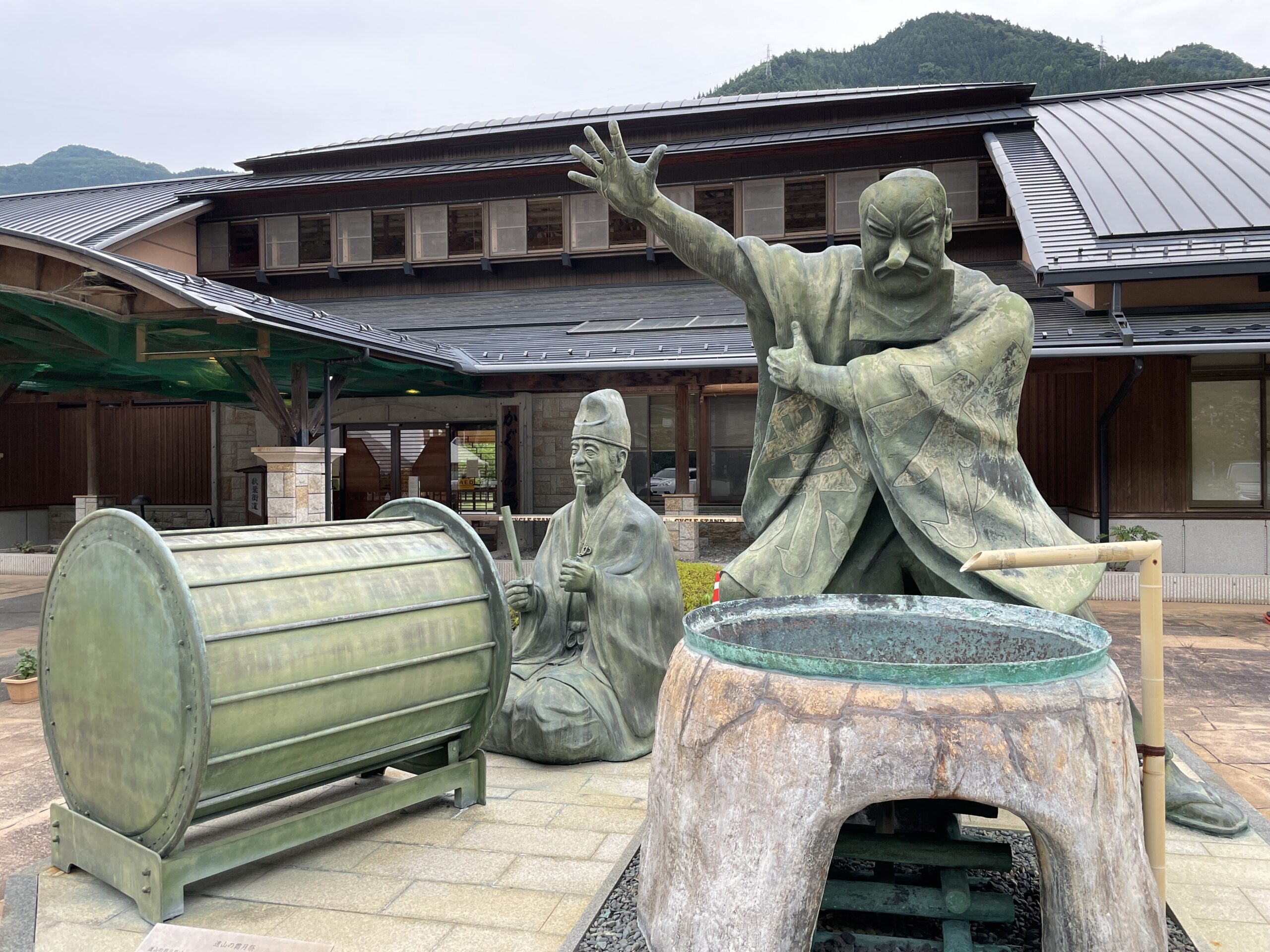 "Shimotsuki-Matsuri"-Denkmal vor der heißen Quelle von Tōyamagō
