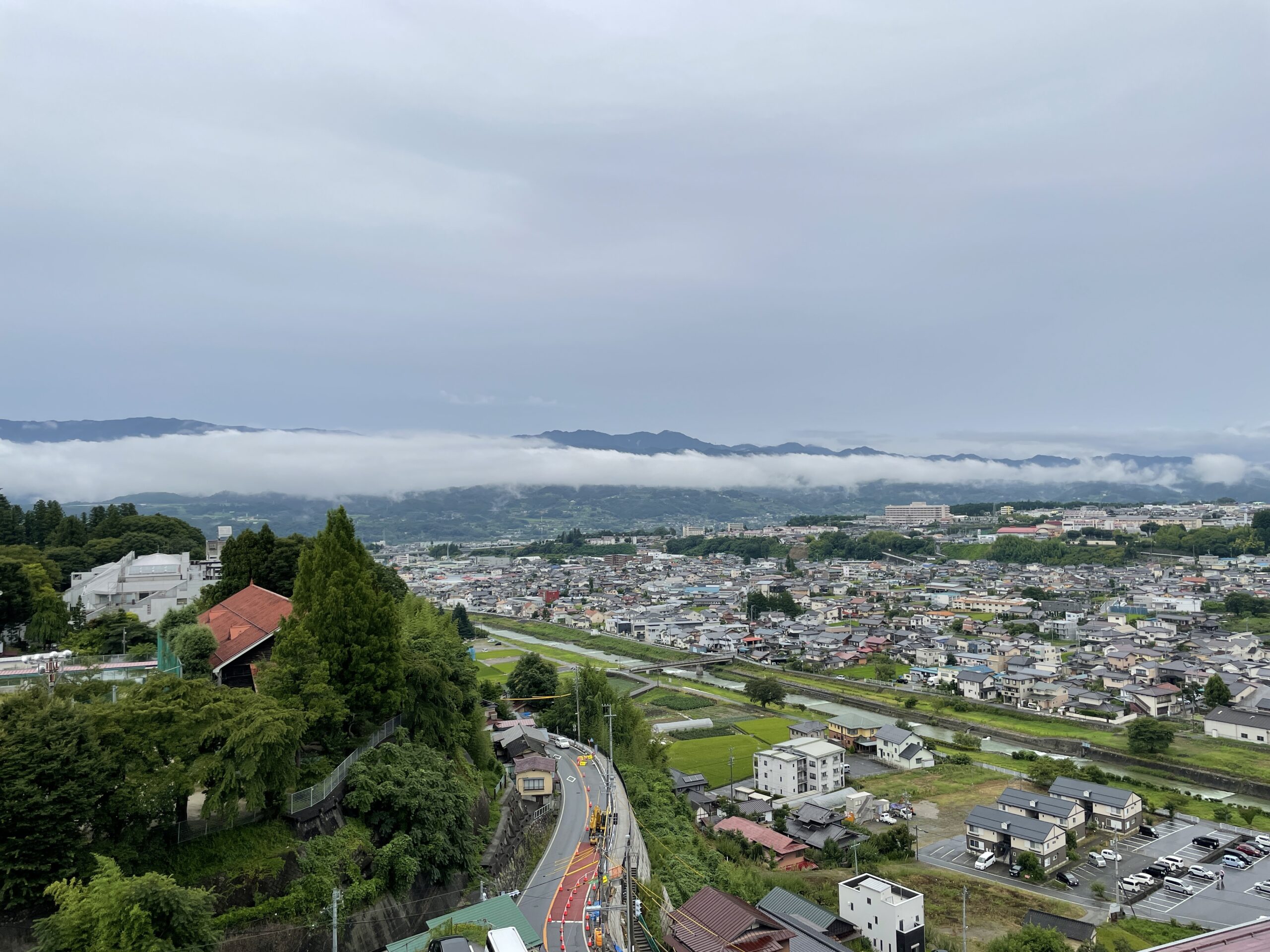 Blick vom Zentrum auf die Stadt und die Berge der Umgebung von Iida