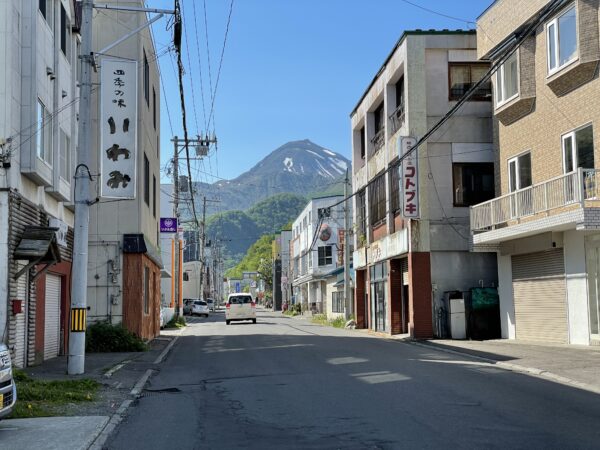 Stadtzentrum von Rausu mit dem Rausu-dake im Hintergrund
