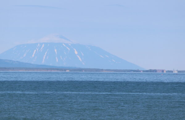 Yuzhno-Kurilsk und der markante Gipfel des Tyatya-Vulkans im Norden von Kunashiri