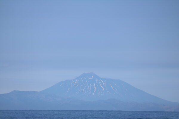 Blick von Rausu auf den sehr markanten Vulkan Tyatya auf der russischen Insel Kunashir