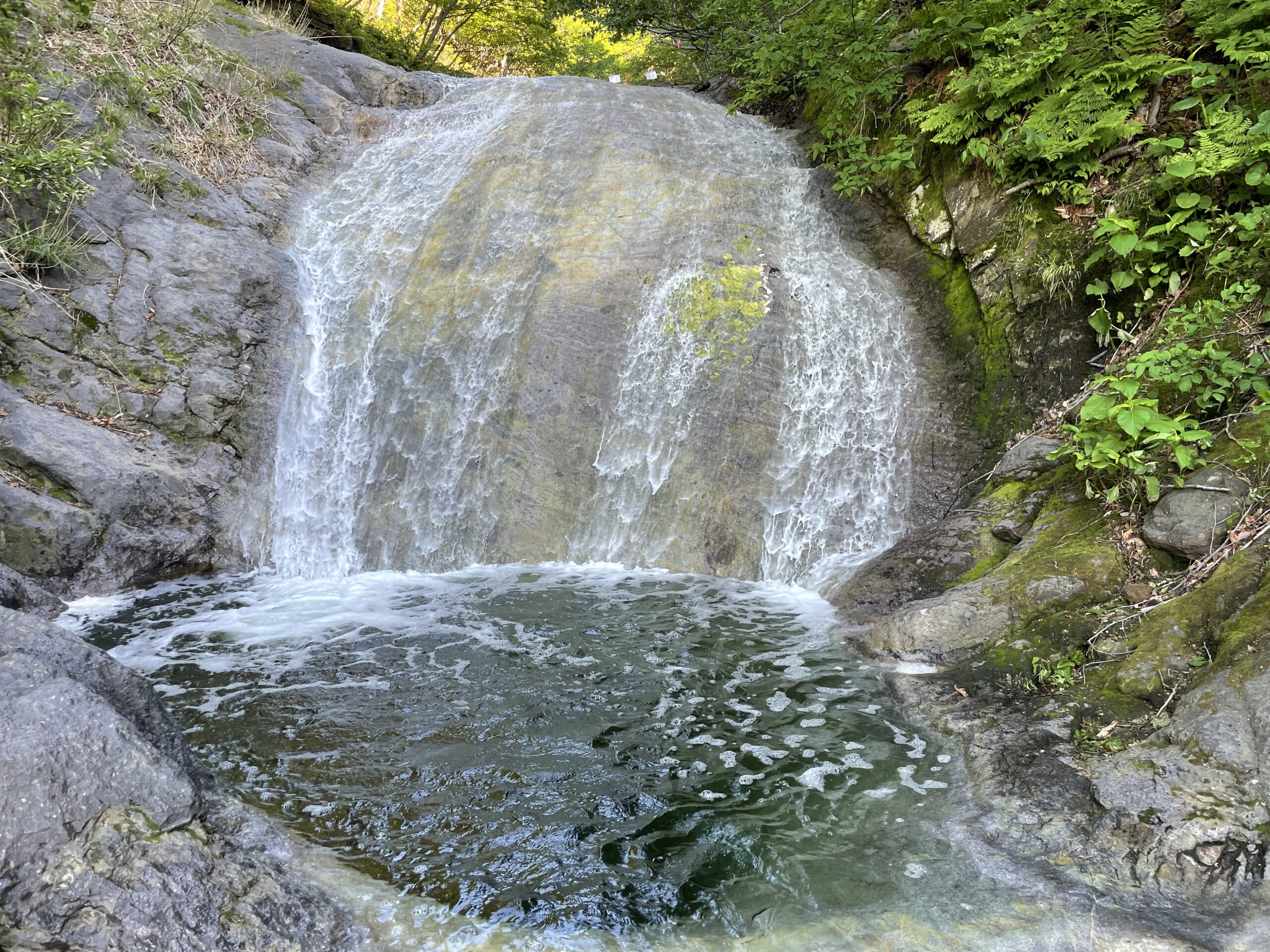 Unterer Teil des Kamuwakka-Wasserfalls, der wohlgemerkt sehr warm ist