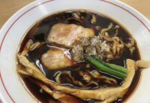 Pechschwarze Soyasaucen-Ramen von Yasushi in Sagamihara (Kanagawa)