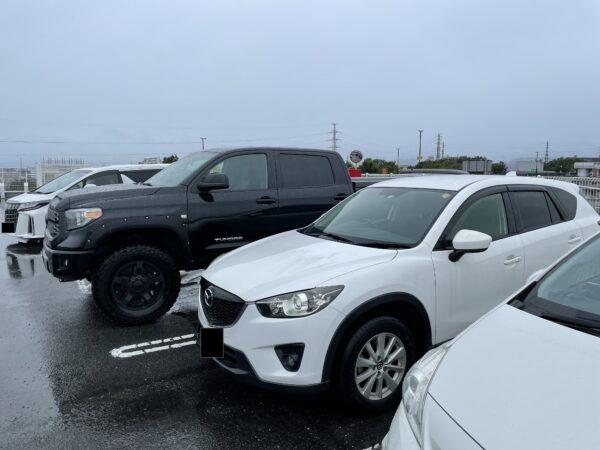 Toyota Tundra (schwarz) vor einem "normalen" SUV (weiß)