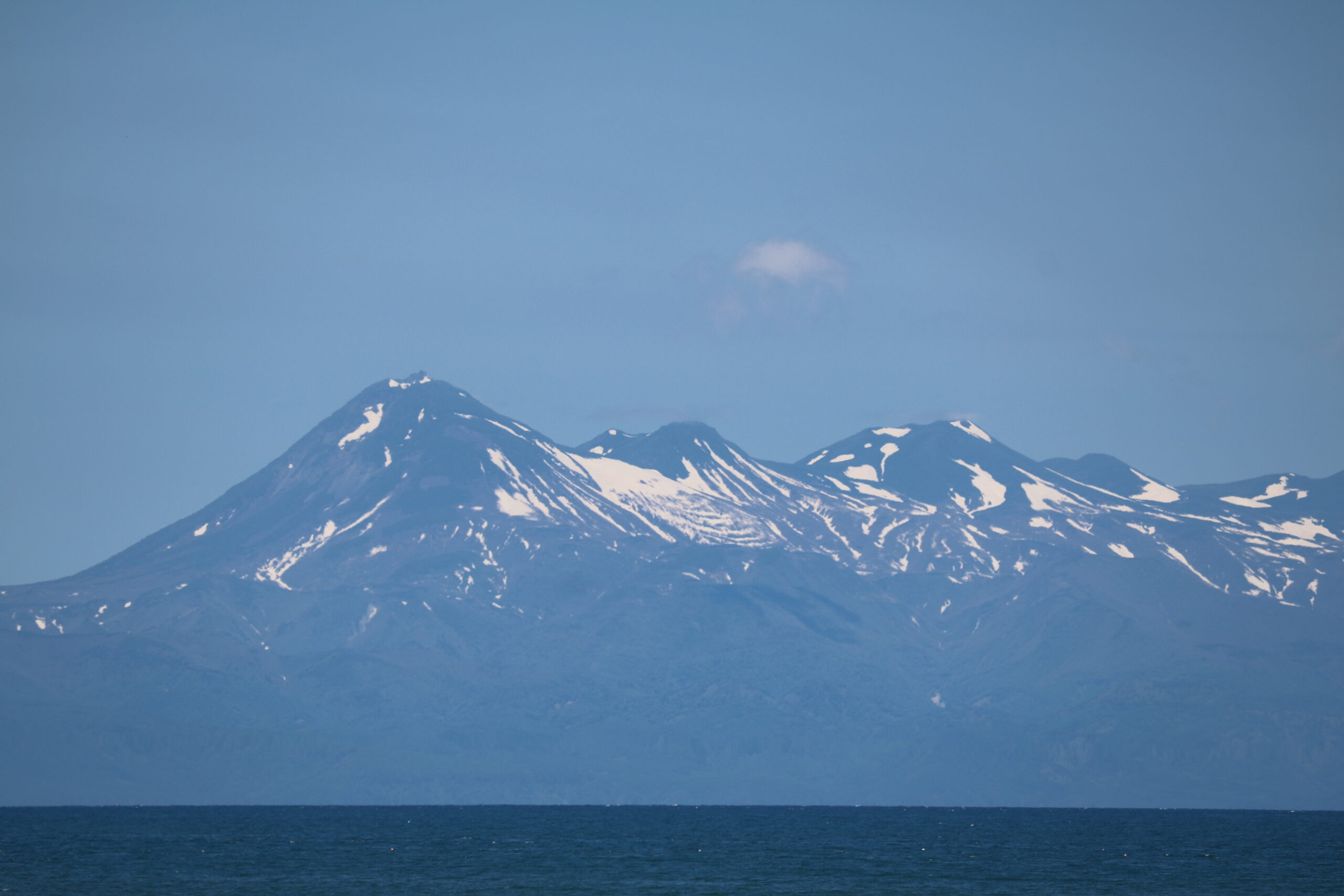 Berge der Shiretoko-Halbinsel: - selbst im Juni liegt noch sichtbar viel Schnee
