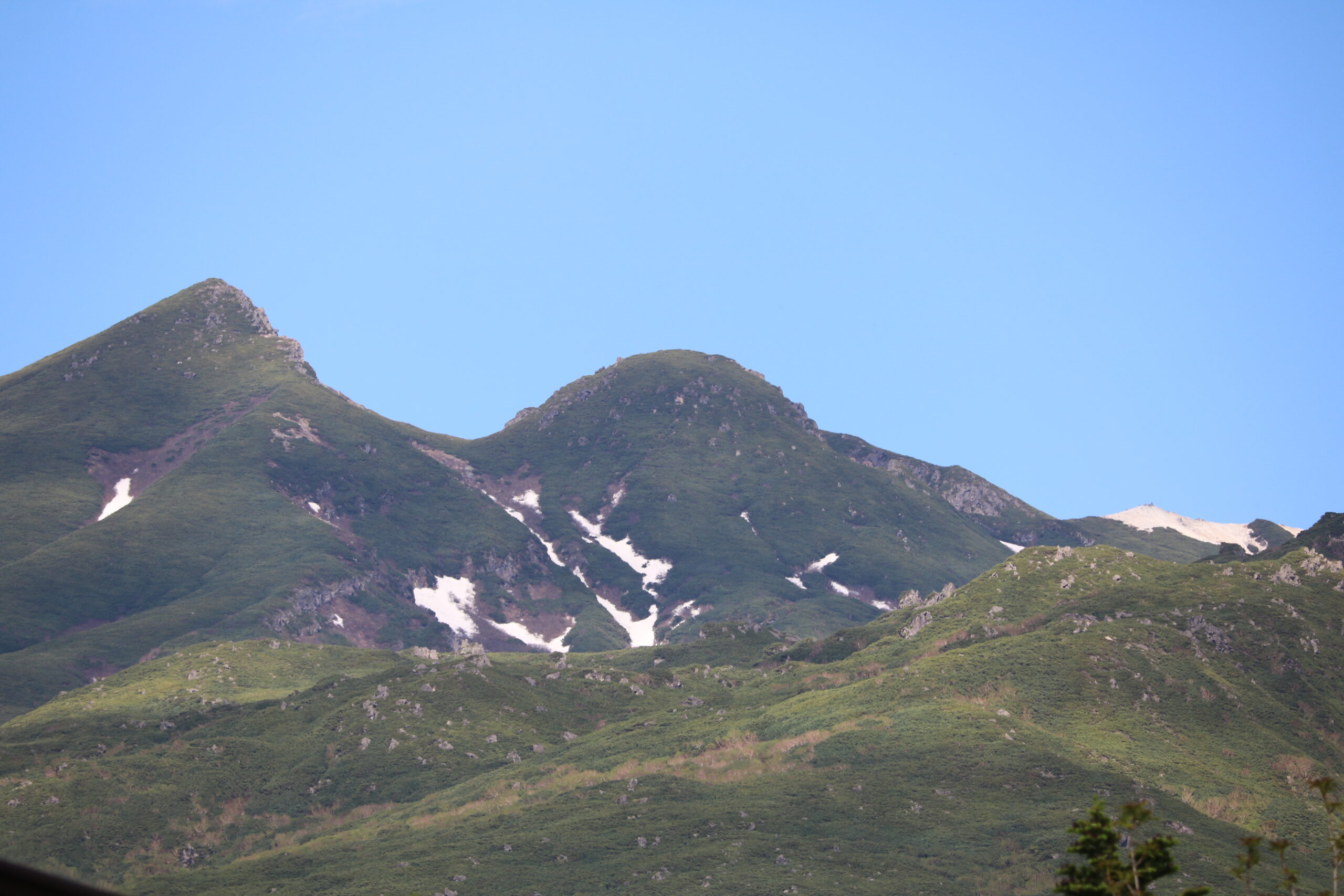 Der １,562 m hohe Iōzan (Schwefekberg) - links im Bild