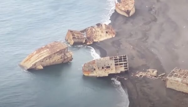 Freigelegte Schiffe auf Iwojima (Iōtō)
