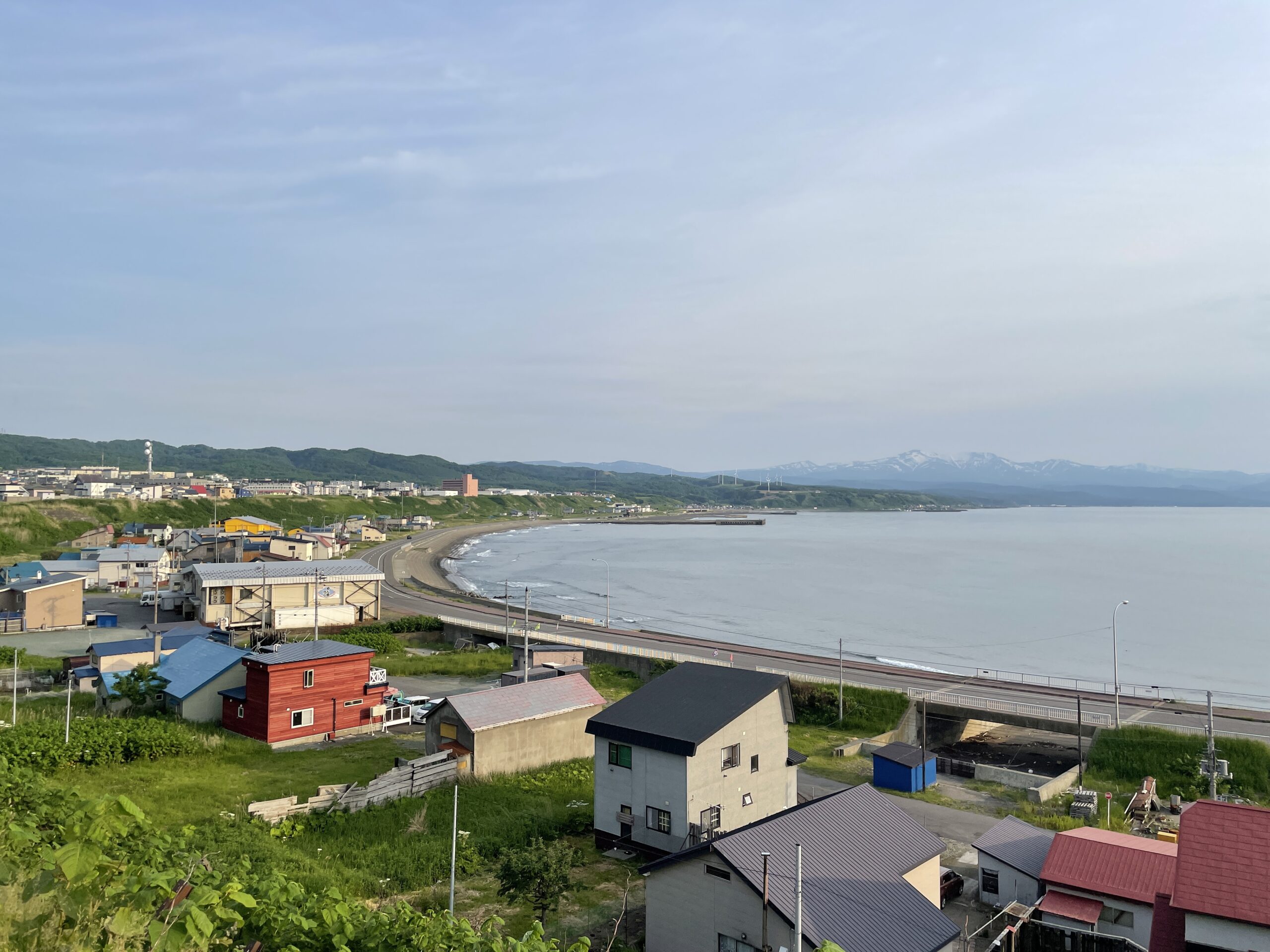 Rumoi am Japanischen Meer mit dem Shokanbetsudake-Gebirge im Hintergrund
