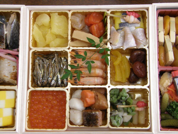 "Osechi" - Traditionelles Neujahrsessen in Japan. Links oben: kazunoko (Heringsrogen)
