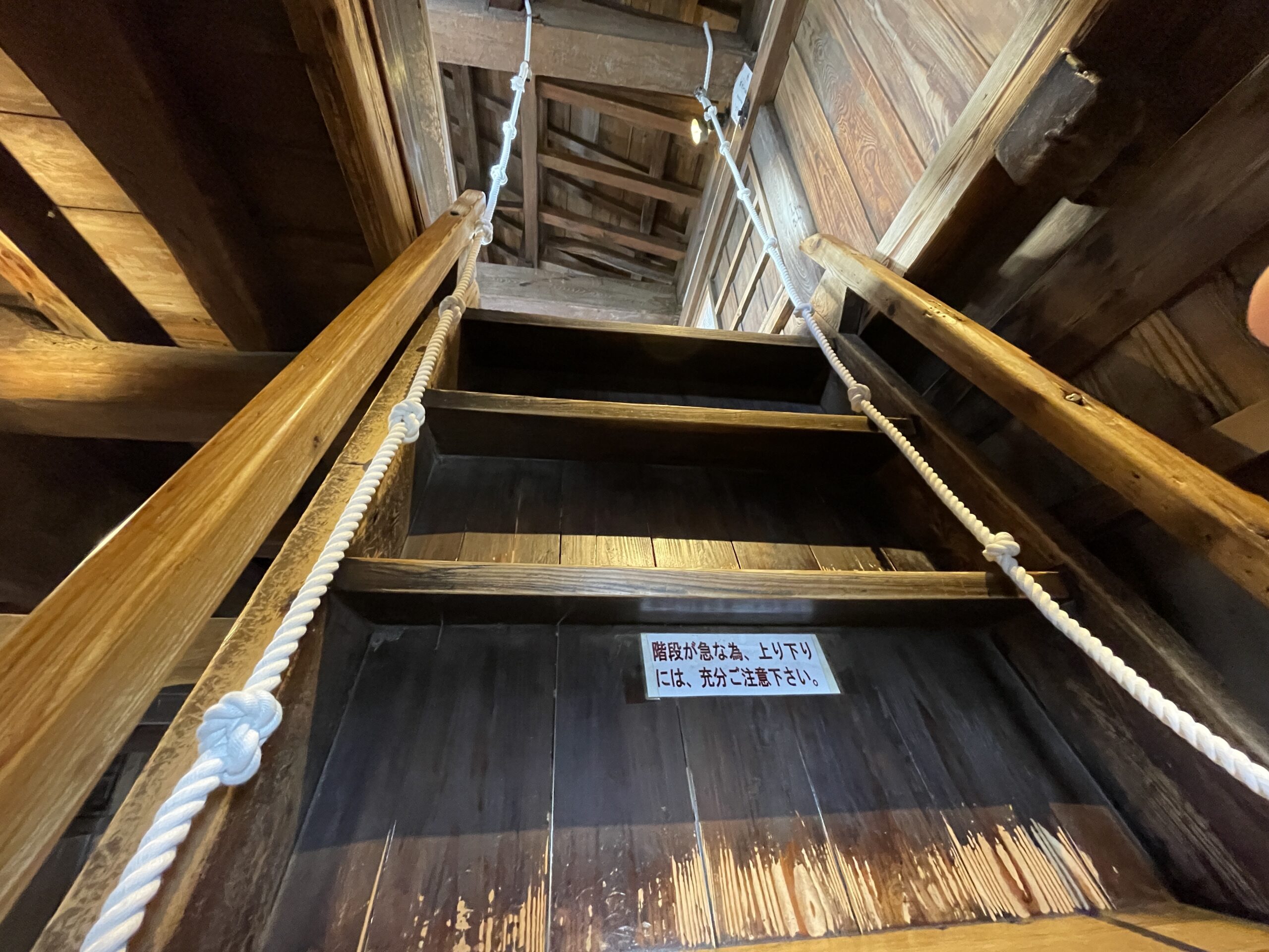 Eine der steilen Treppen im Inneren der Burg von Maruoka