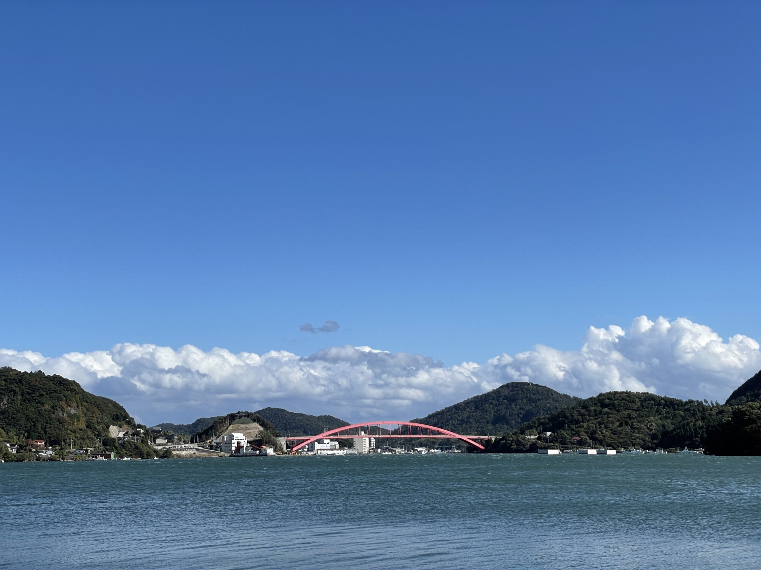 Die markante rote Saigō-Ōhashi-Brücke 