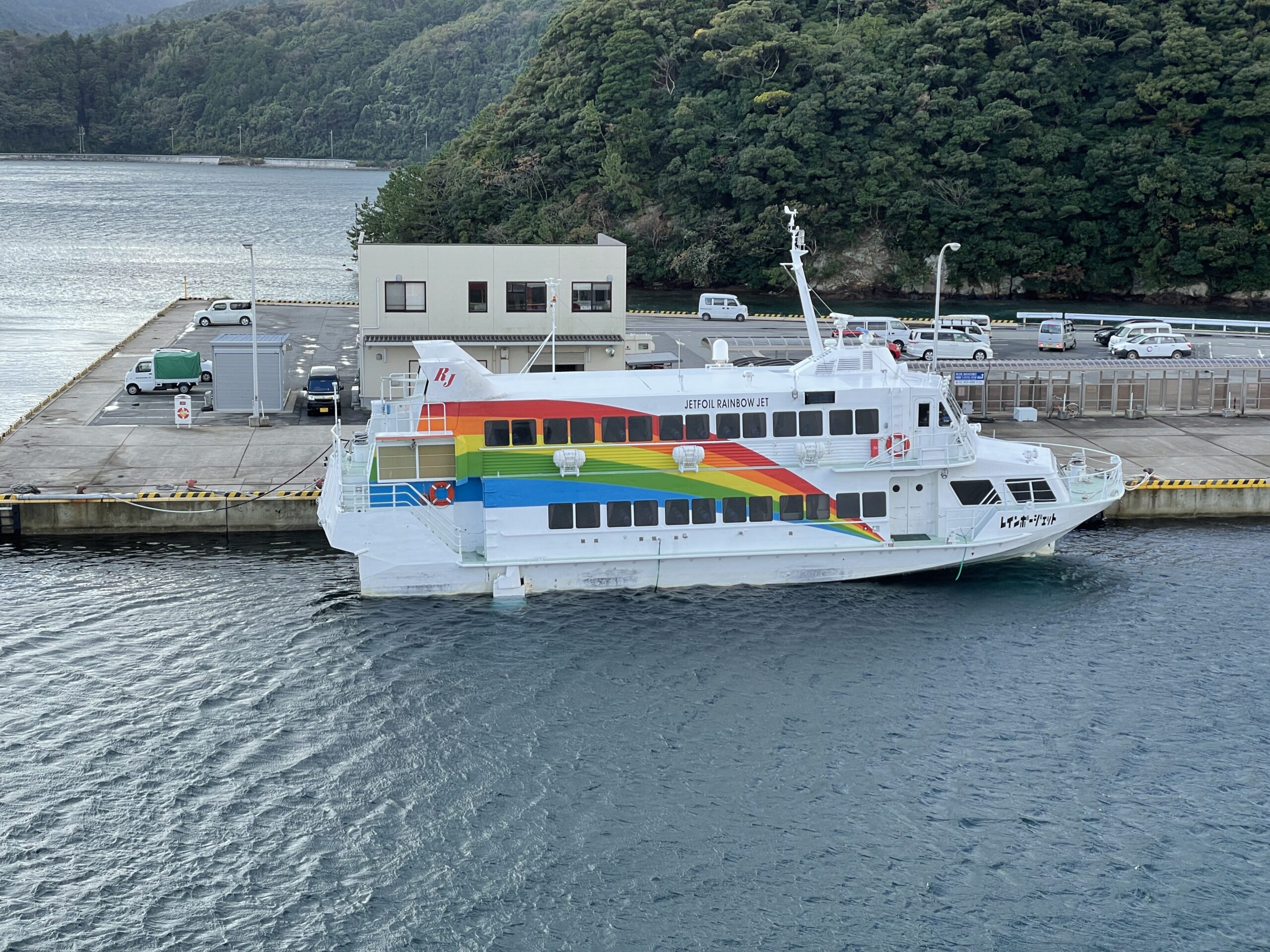 Die "Rainbow"-Jetfähren verbinden Okinoshima mit dem Festland