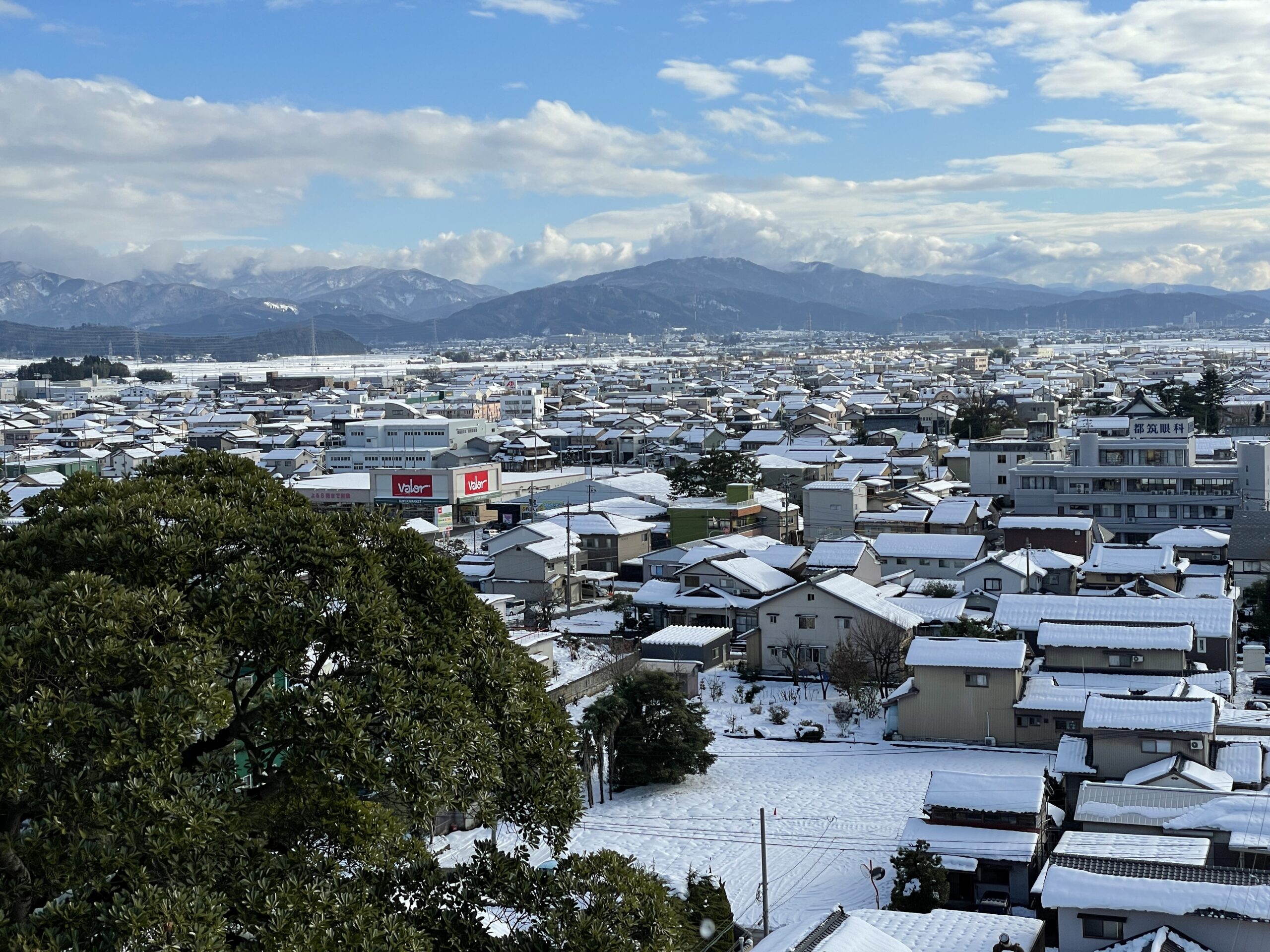 Blick von der Burg von Maruoka auf die Fukui-Ebene und die Berge im Osten