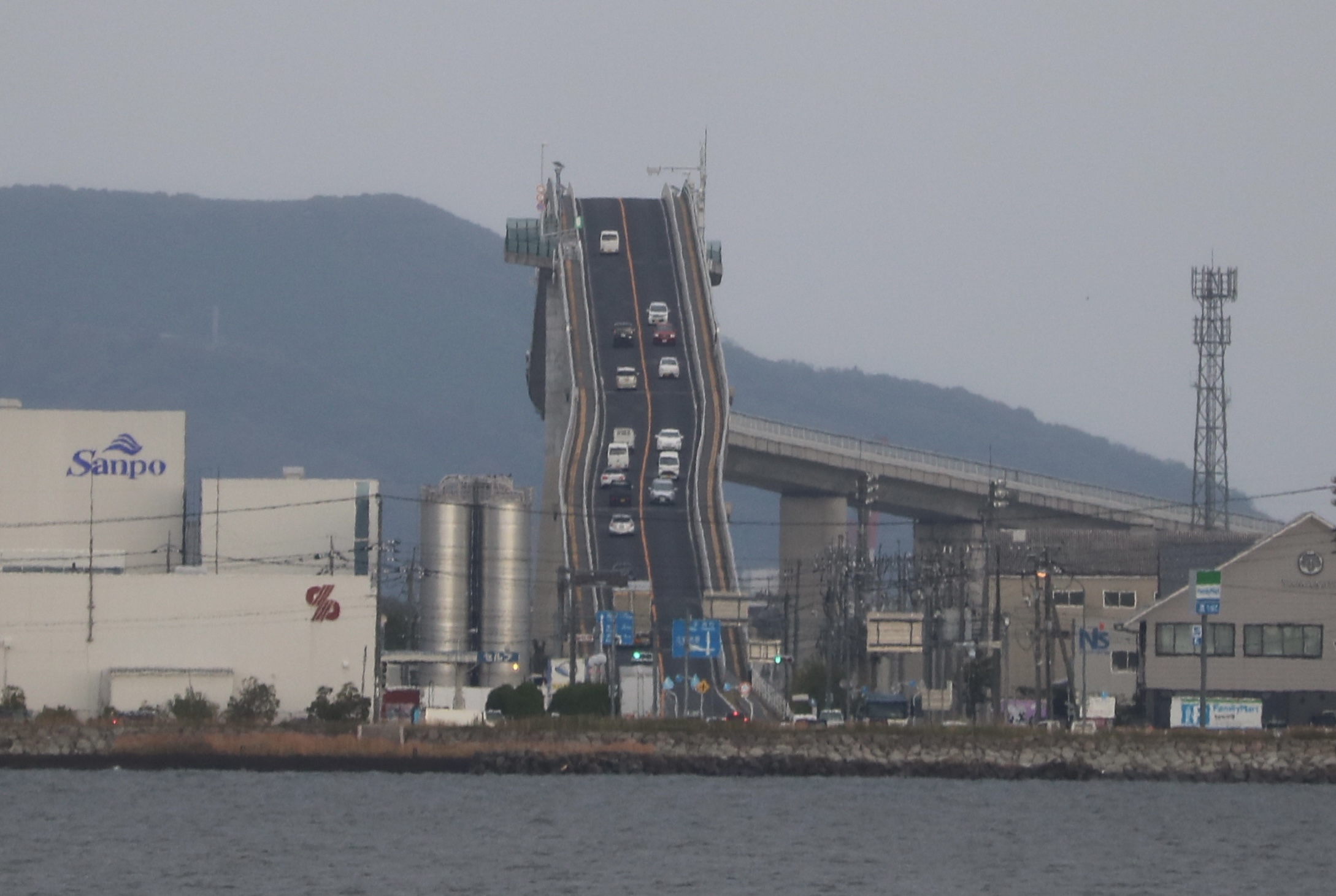 Eindrucksvolle optische Täuschung: Die Eshima-Brücke
