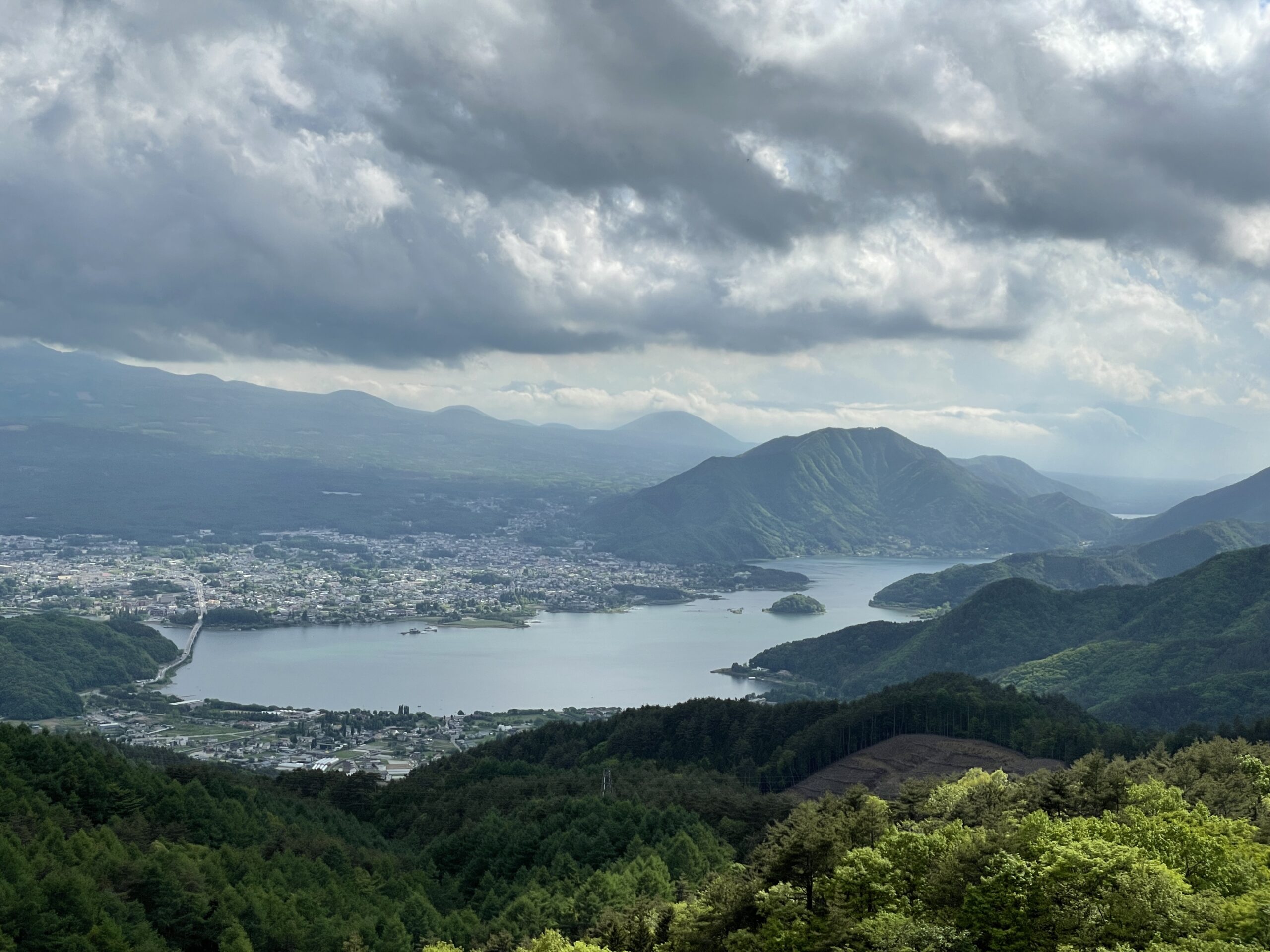Blick von der Forststraße auf den Kawaguchi-See