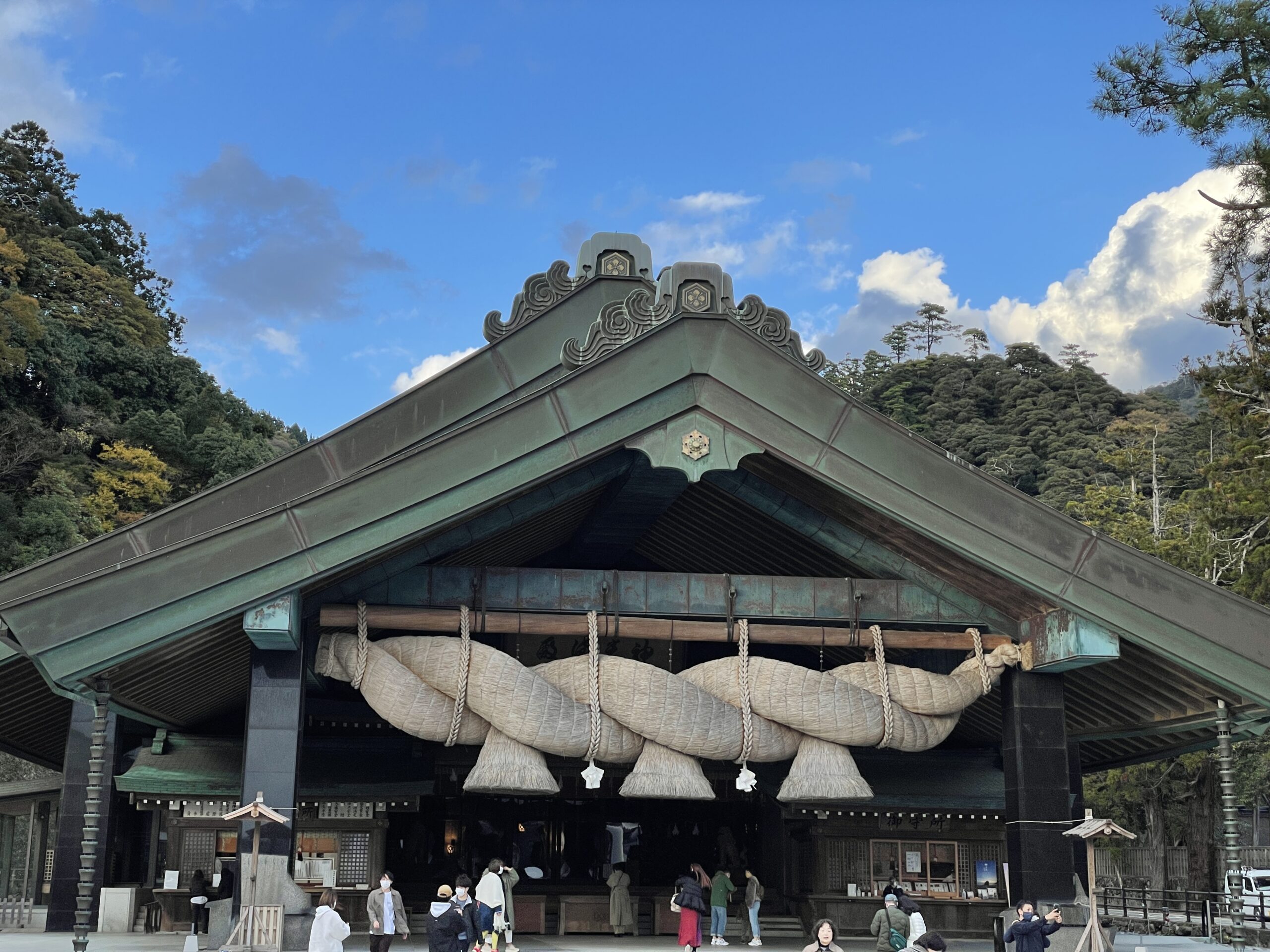 Kaguraden mit dem größten Shimenawa-Seil in ganz Japan