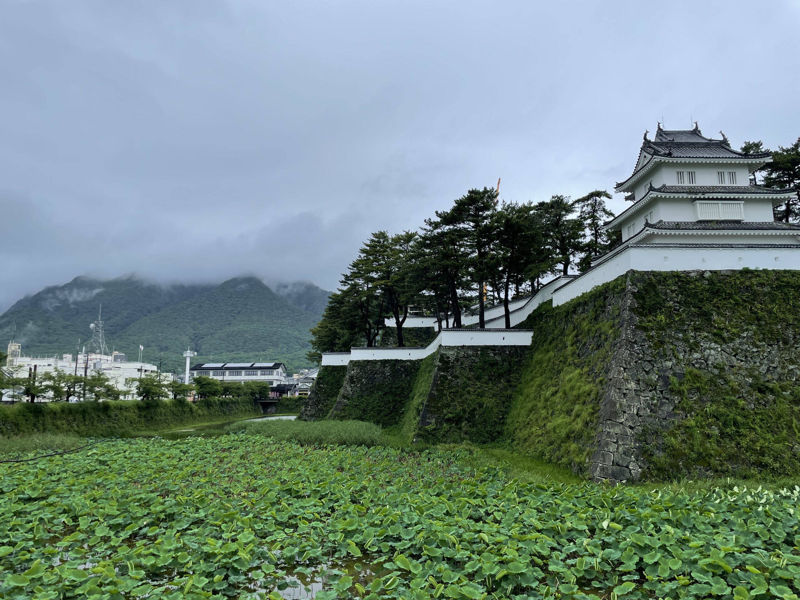 Teile der Burg von Shimabara mit dem Unzen-Vulkan im Hintergrund