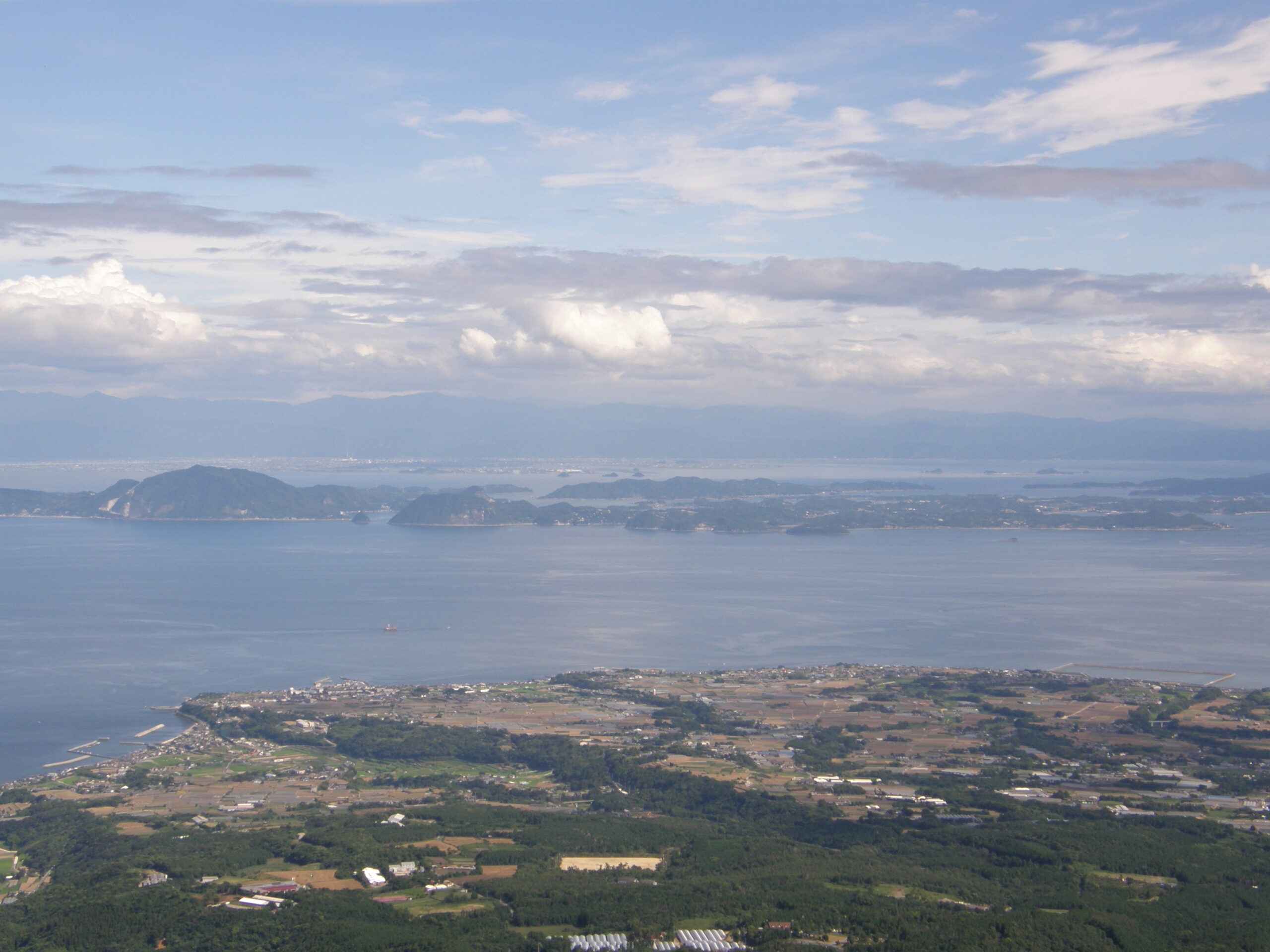 Blick auf den Südosten der Shimabara-Halbinsel im Vordergrund (im Hintergrund: Amakusa-Inseln)