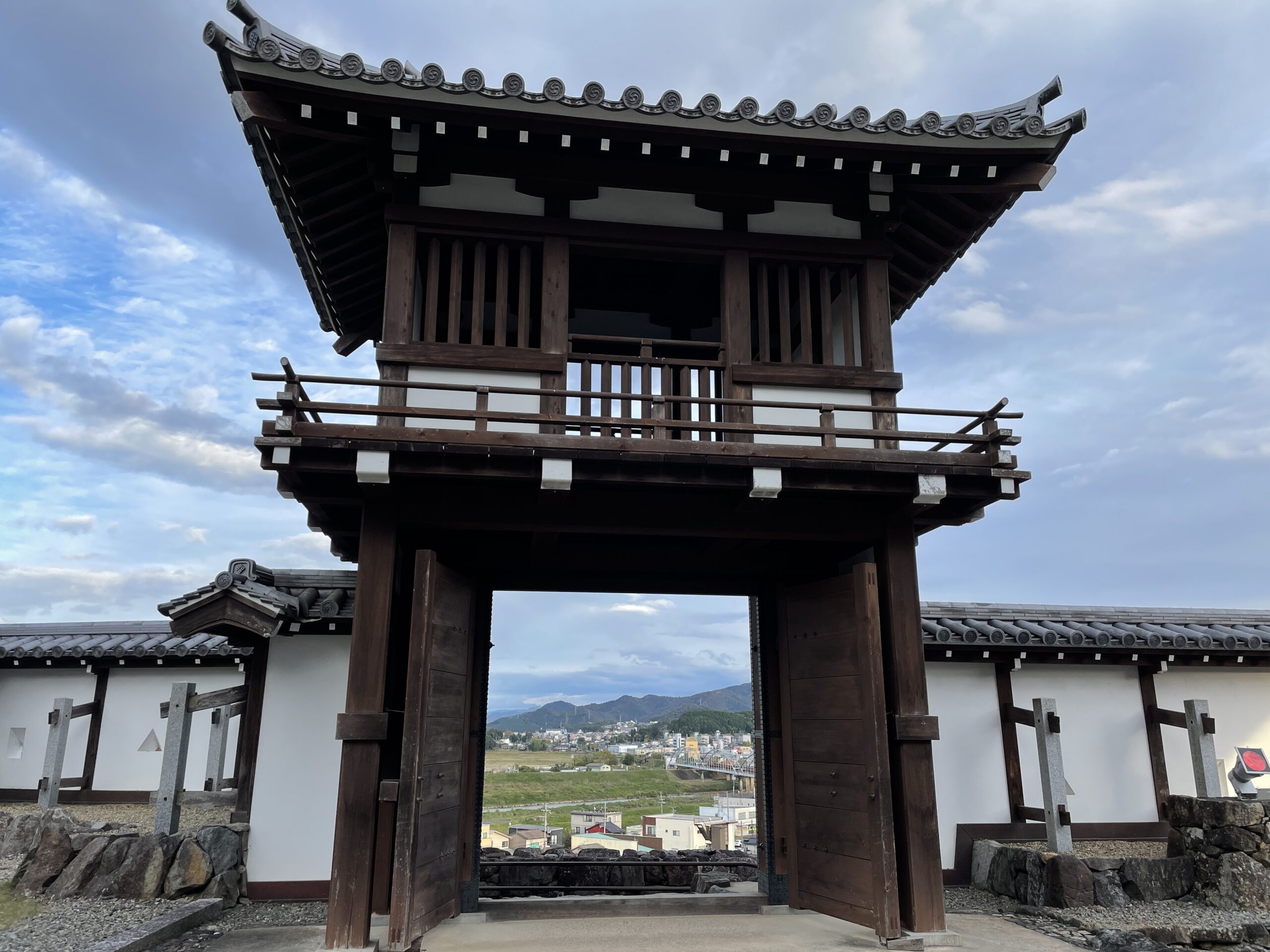 Das Tsuriganemon (Glockentor) vor der Burg von Fukuchiyama