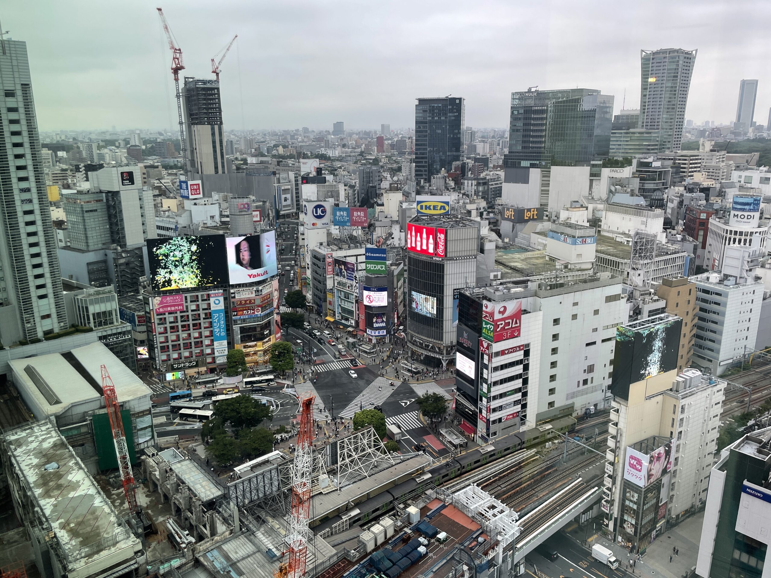 Shibuya nebst berühmter Kreuzung - links unten das im Abriss befindliche Tokyu Kaufhaus