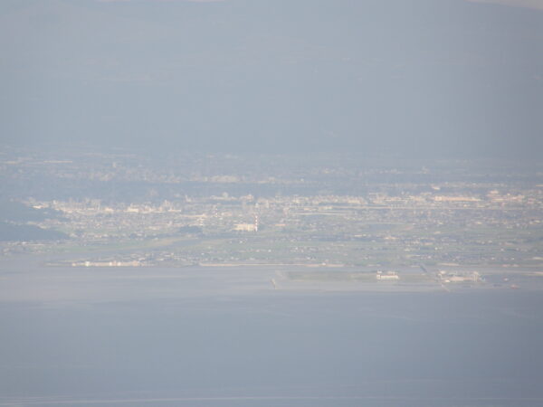 Blick vom Unzen auf die Großstadt Kumamoto auf der anderen Seite der Bucht