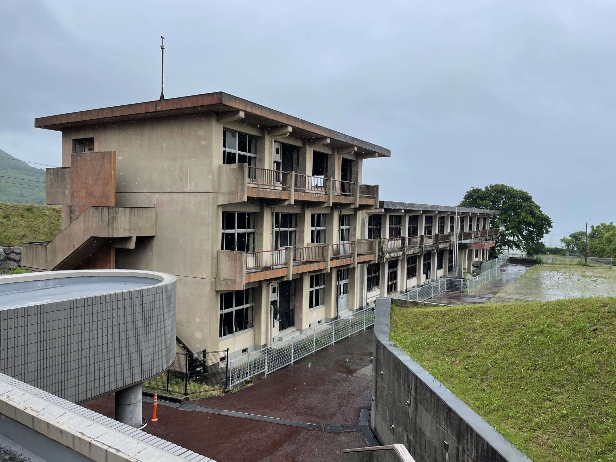 Die alte, durch die Eruption verwüstete Grundschule von Onokoba