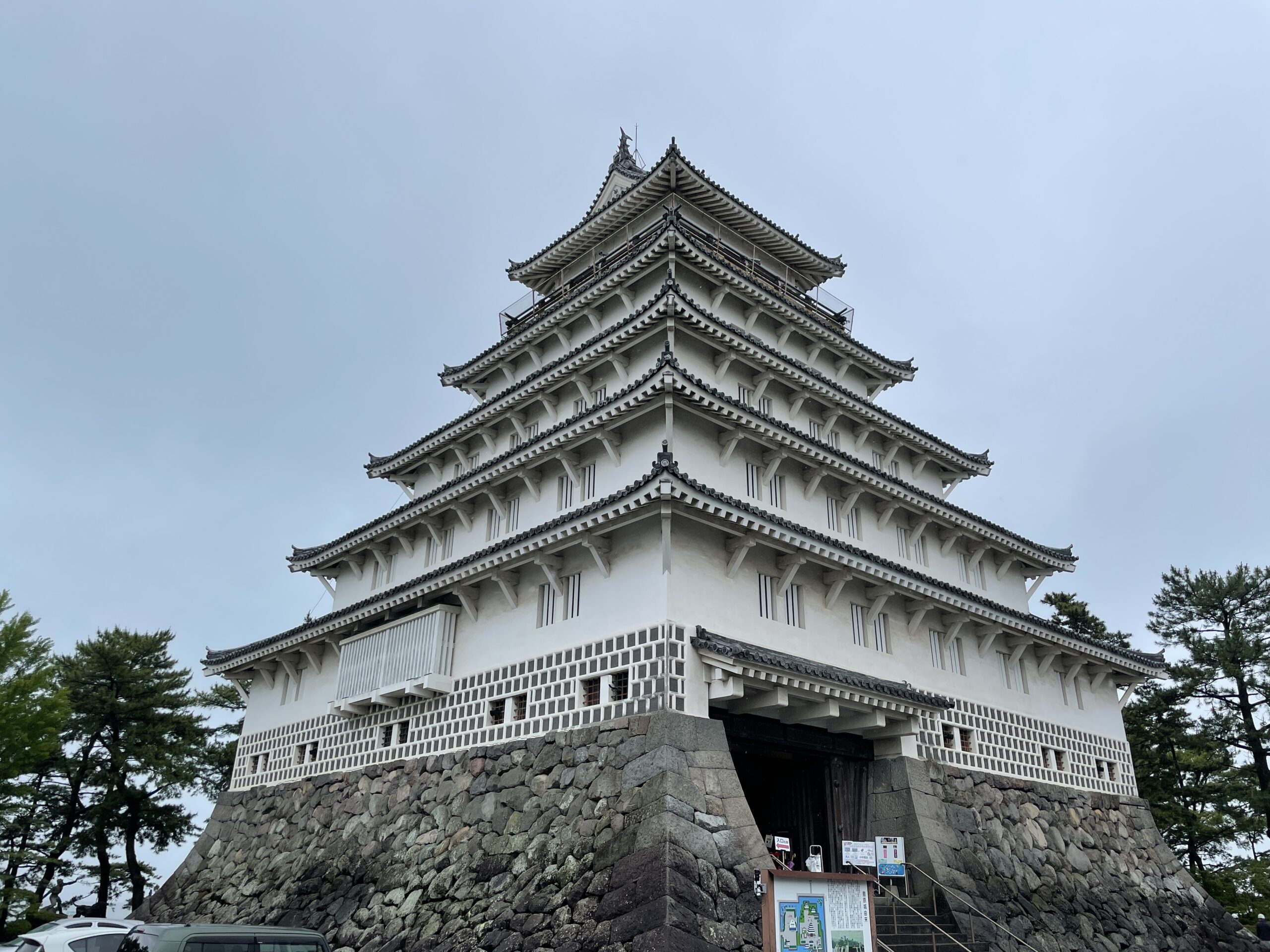 Der 1964 rekonstruierte Hauptturm der Burg von Shimabara