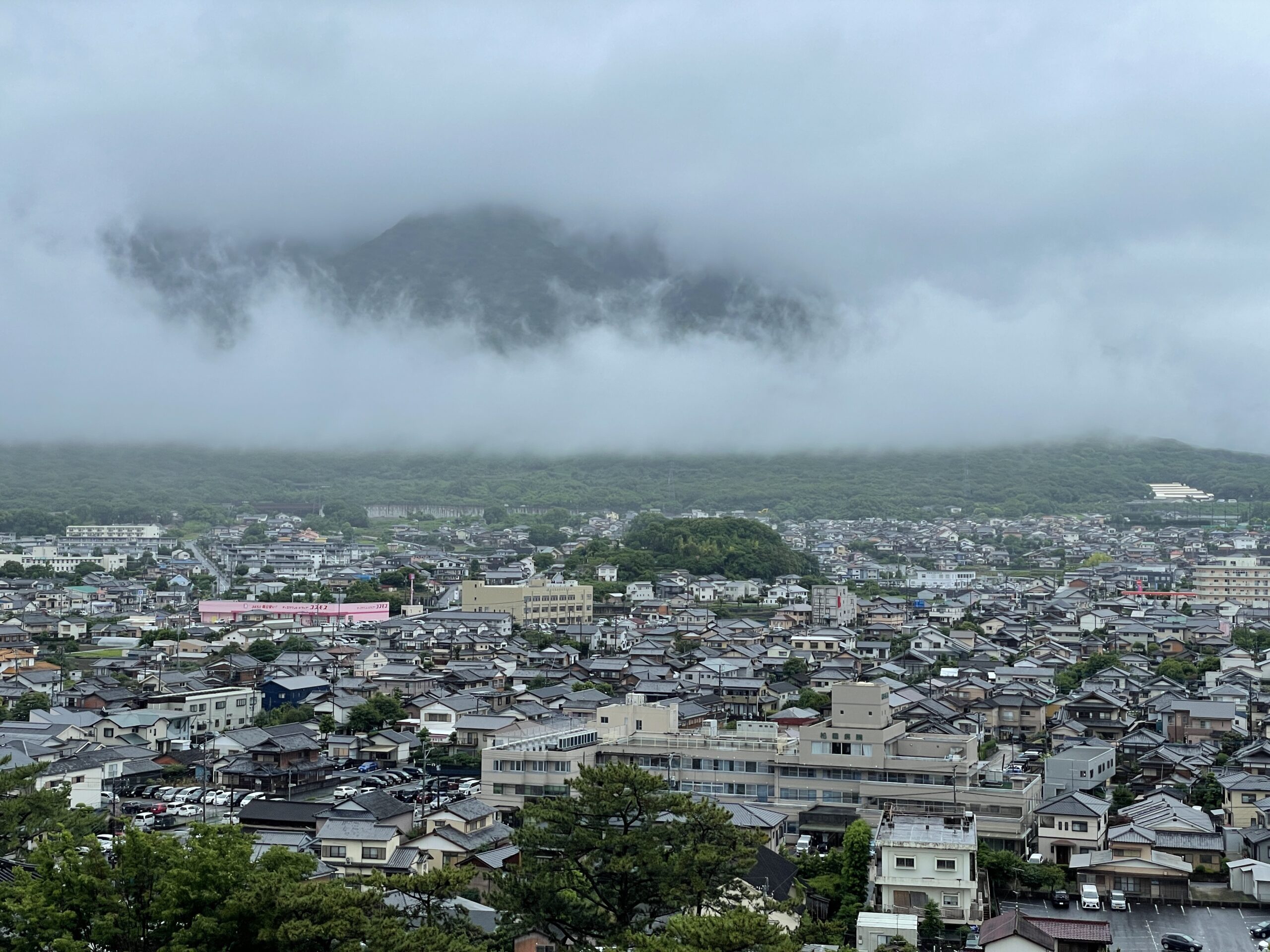 Blick über das Stadtzentrum von Shimabara mit dem Unzen im Hintergrund