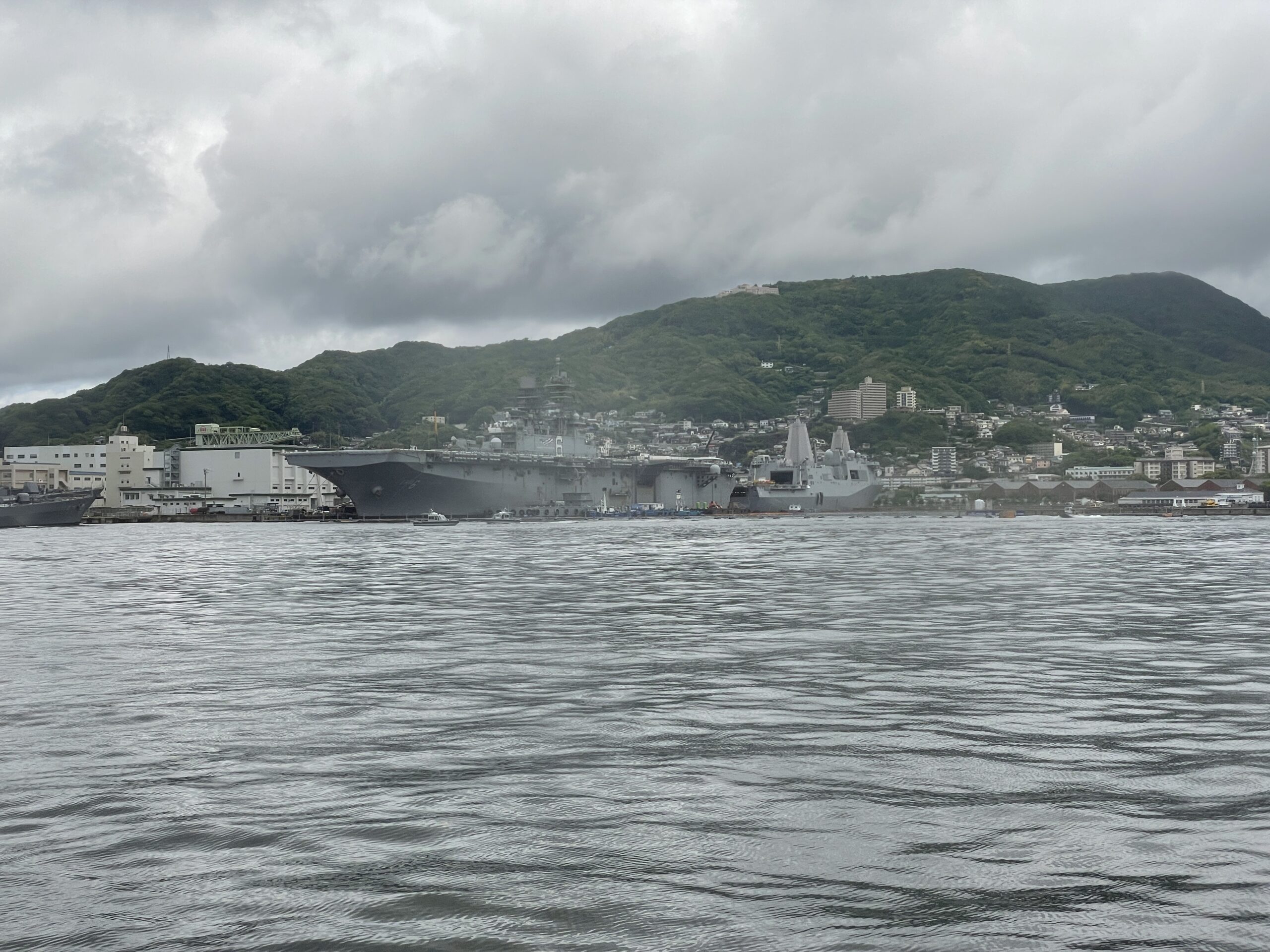 Die USS America und die USS New Orleans im Hafen der US Marine von Sasebo