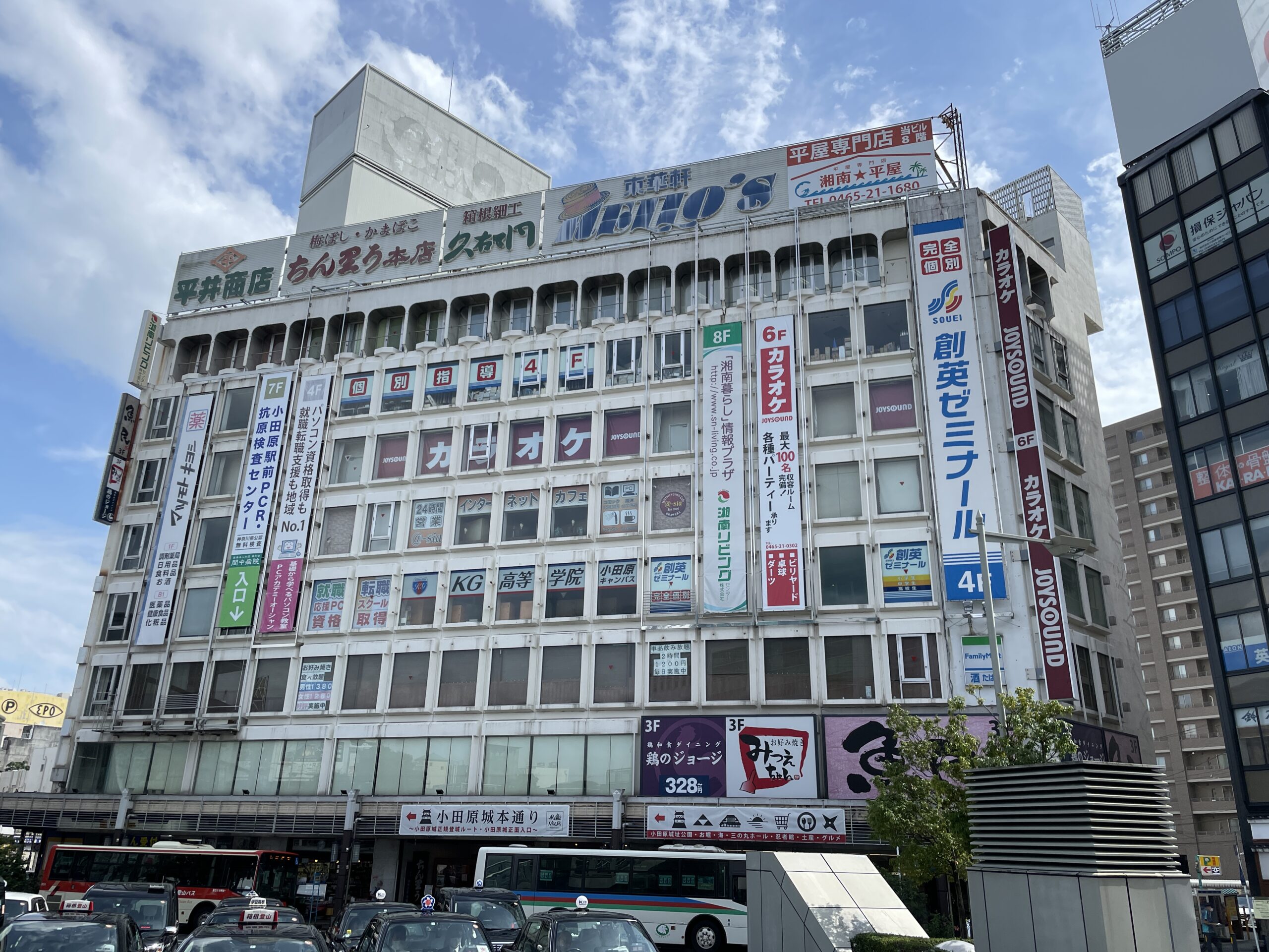 Altes Bahnhofsplatzgebäude in Odawara bei Tokyo
