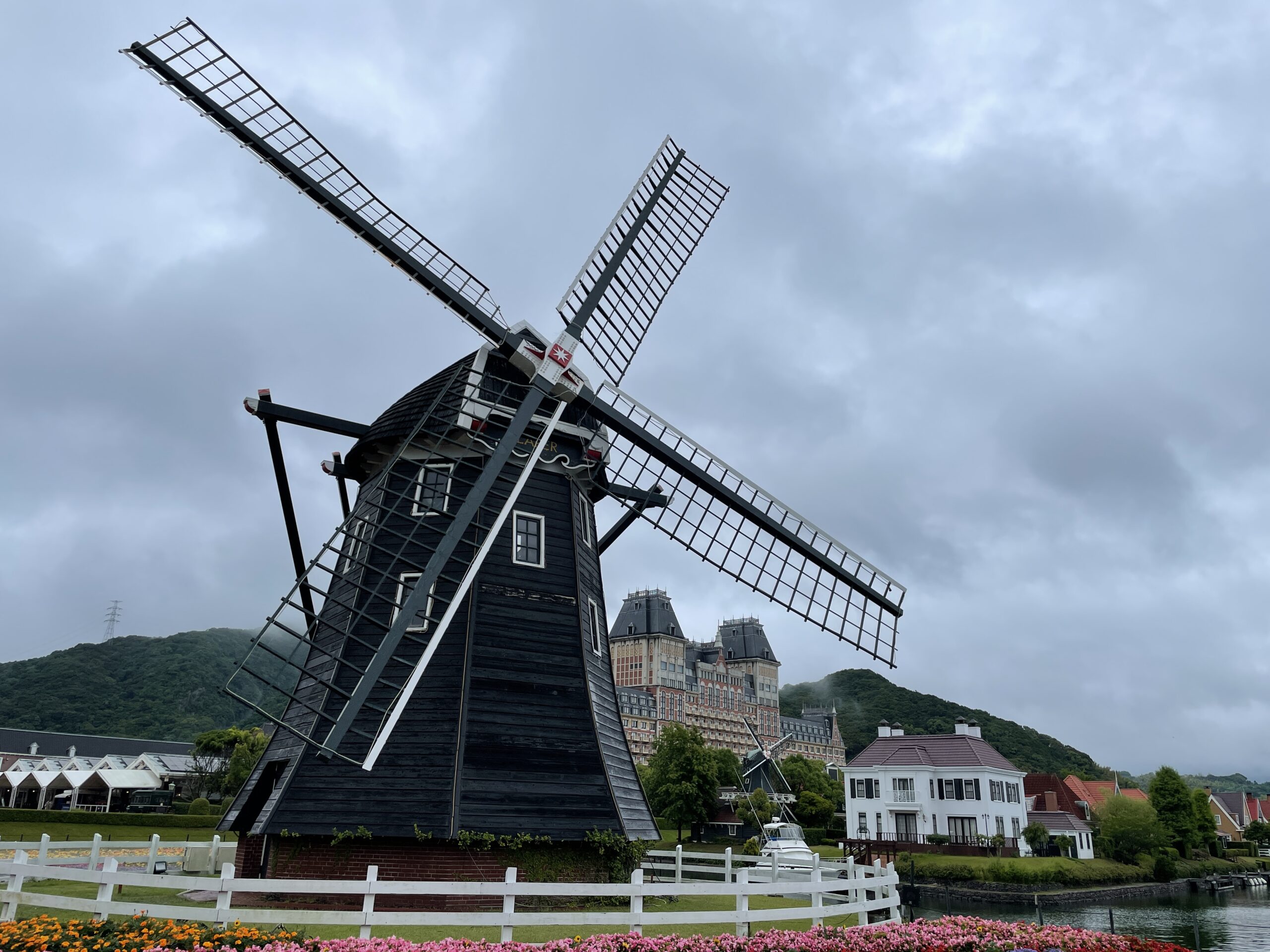 Windmühle mit Hotel und dem Wohnvierte Wassenaar im Hintergrund