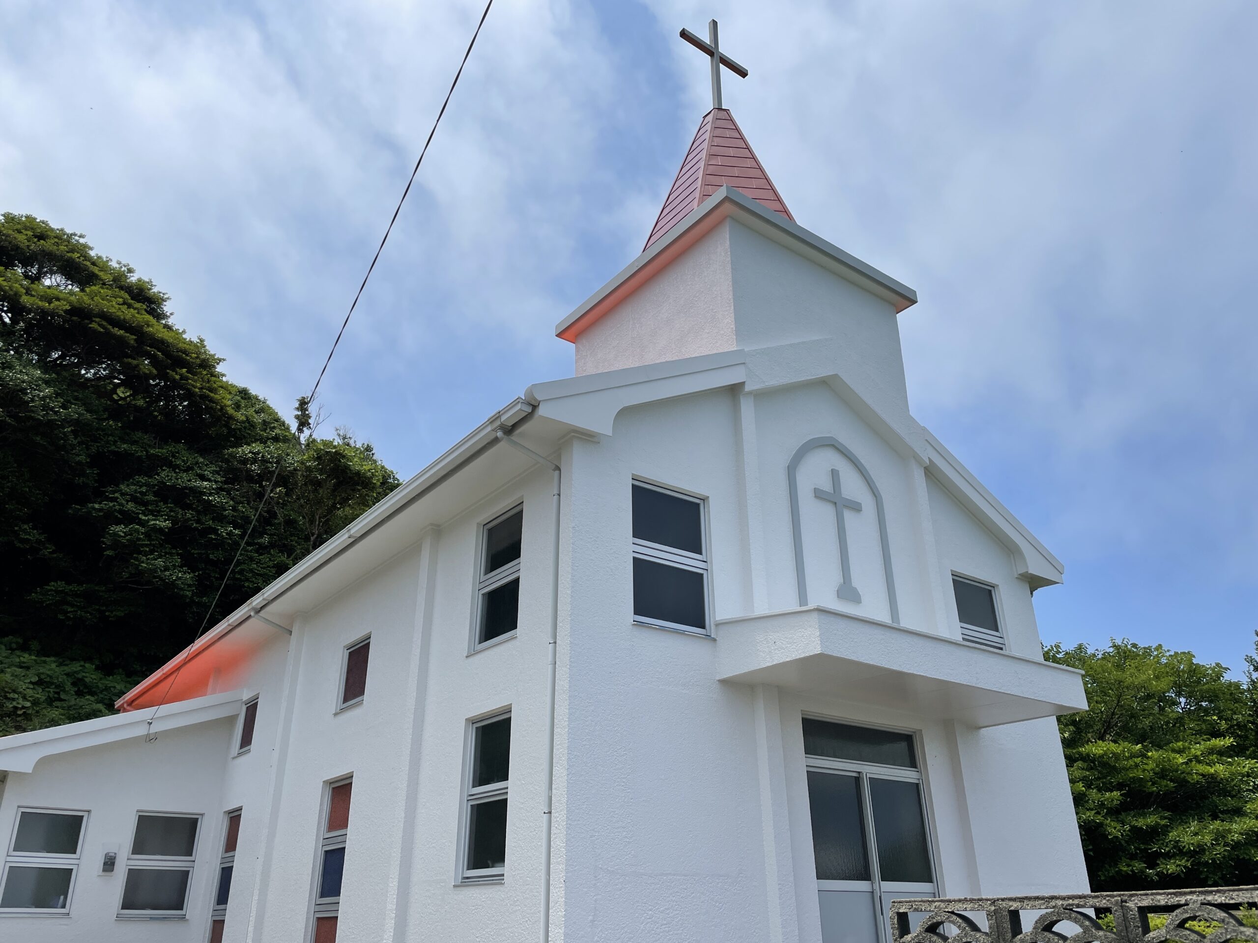 Die Akabae-Kirche in der jetzigen Form stammt aus dem Jahr 1971 und besticht durch ihr oranges Dach