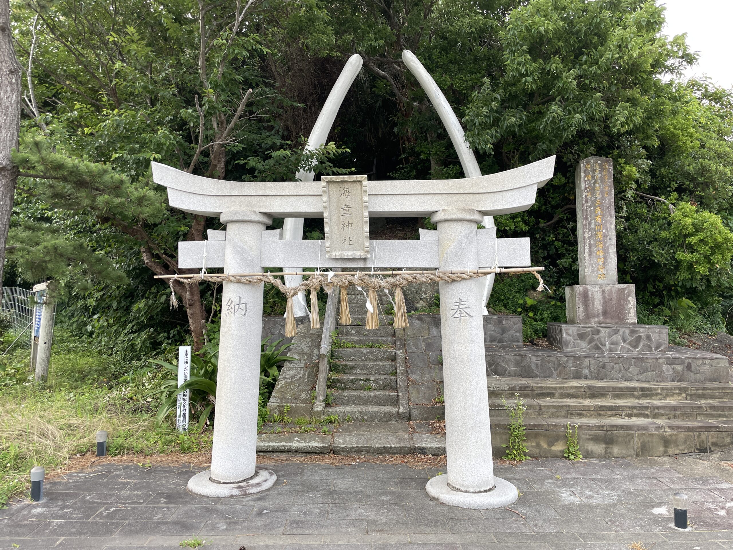 Die Kieferknochen eines Wales am Kaidō-Schrein in Arikawa zeugen von der Walfängergeschichte der Gotō-Inseln 