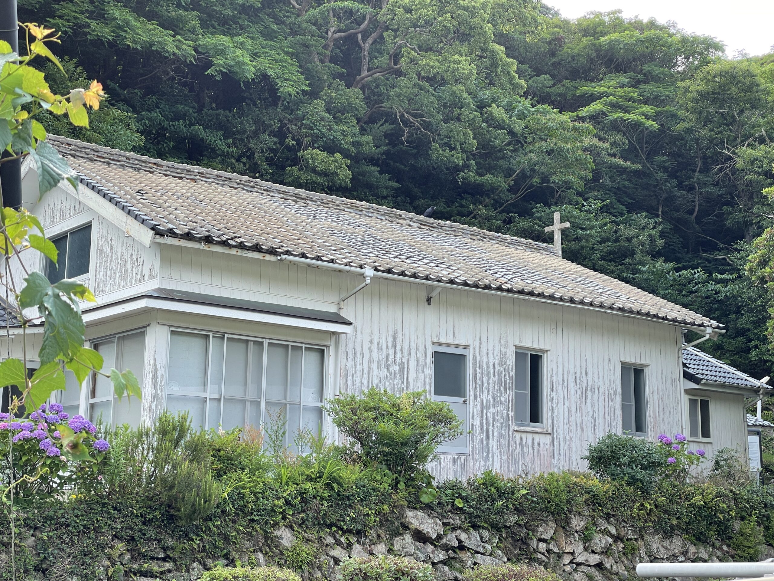 Die Wakamatsu-Ōura-Kirche befindet sich in einem ehemaligen Wohnhaus aus dem Jahr 1926 und ist eher unprätentiös