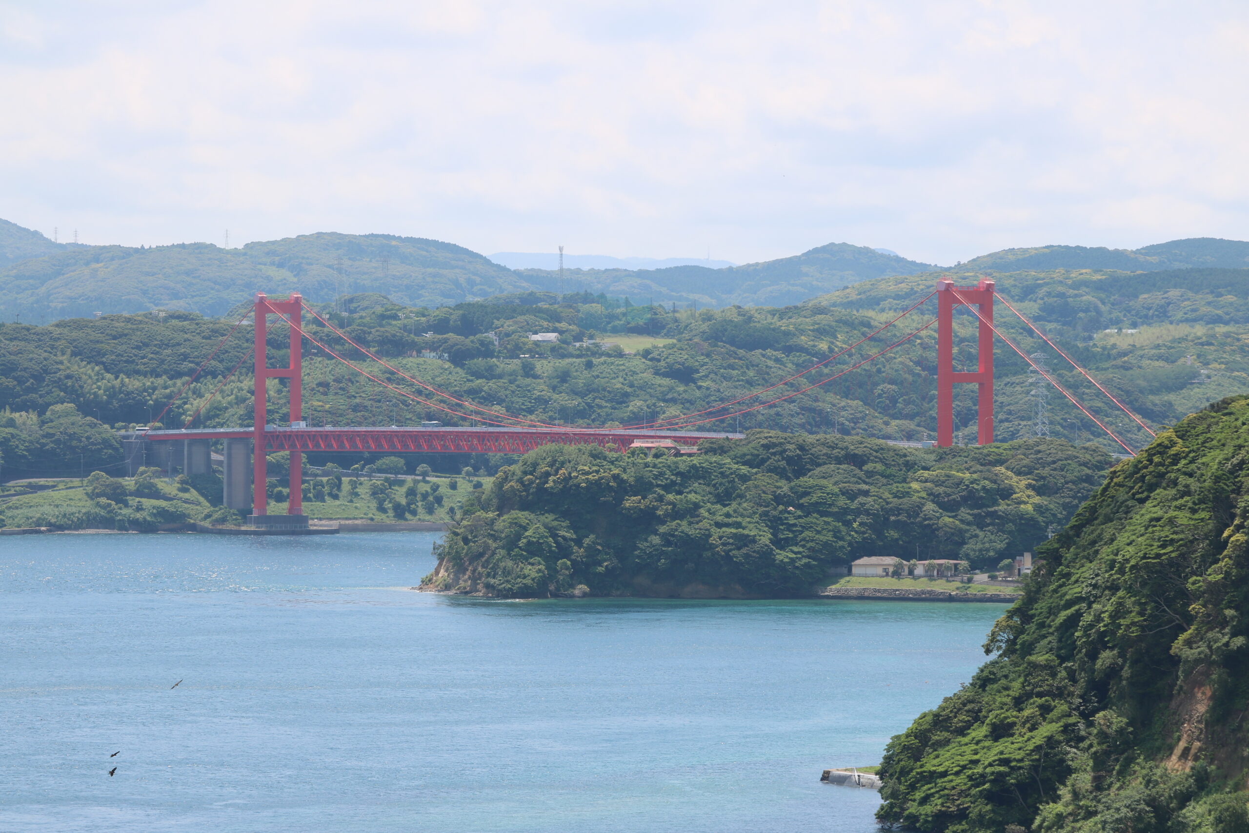 Die rote Brücke verbindet die Hauptinsel von Kyushu mit der Insel Hirado...
