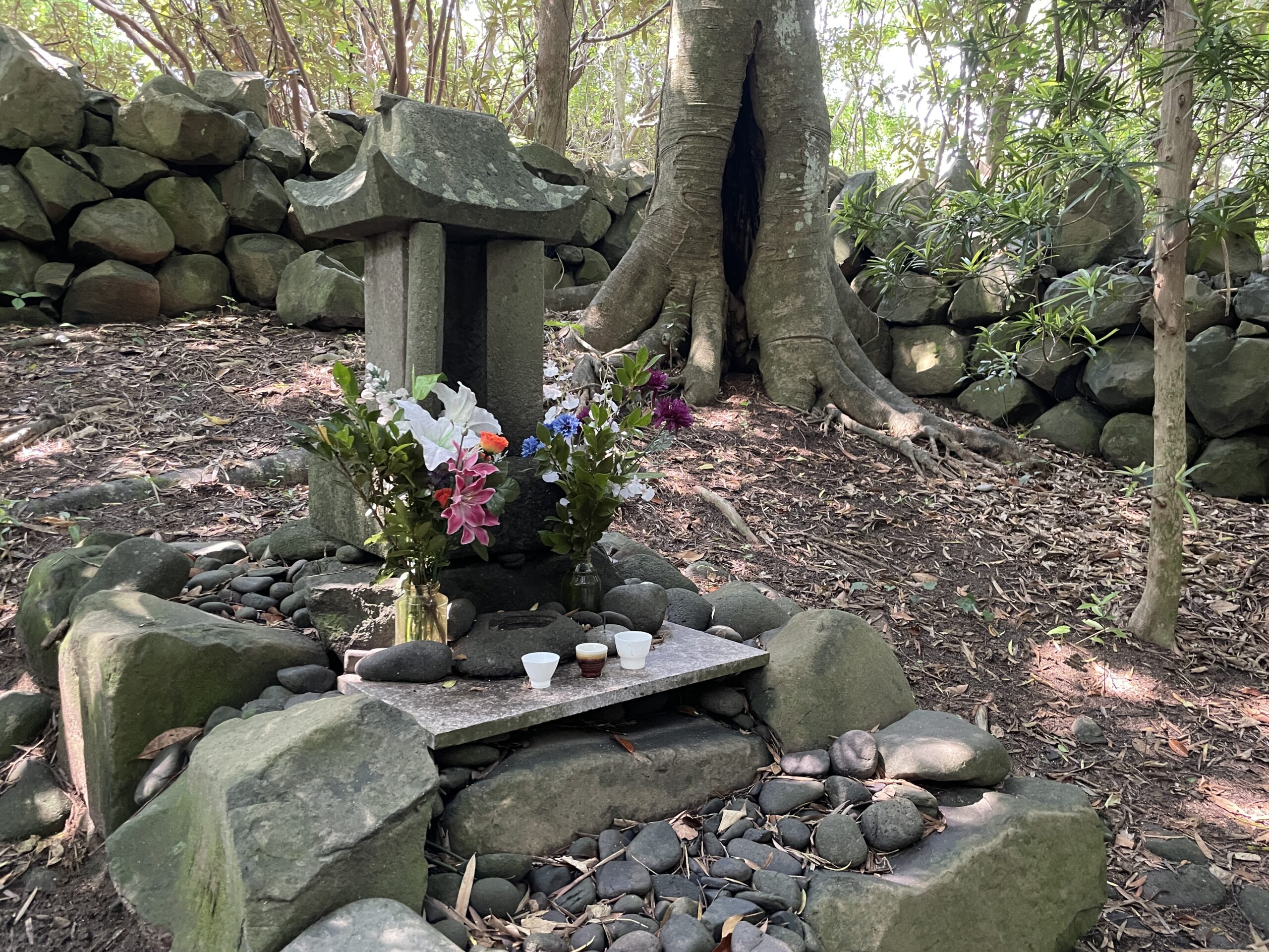 Das alte und erst kürzlich wiederentdeckte christliche Grab im Wald von Ushiwake