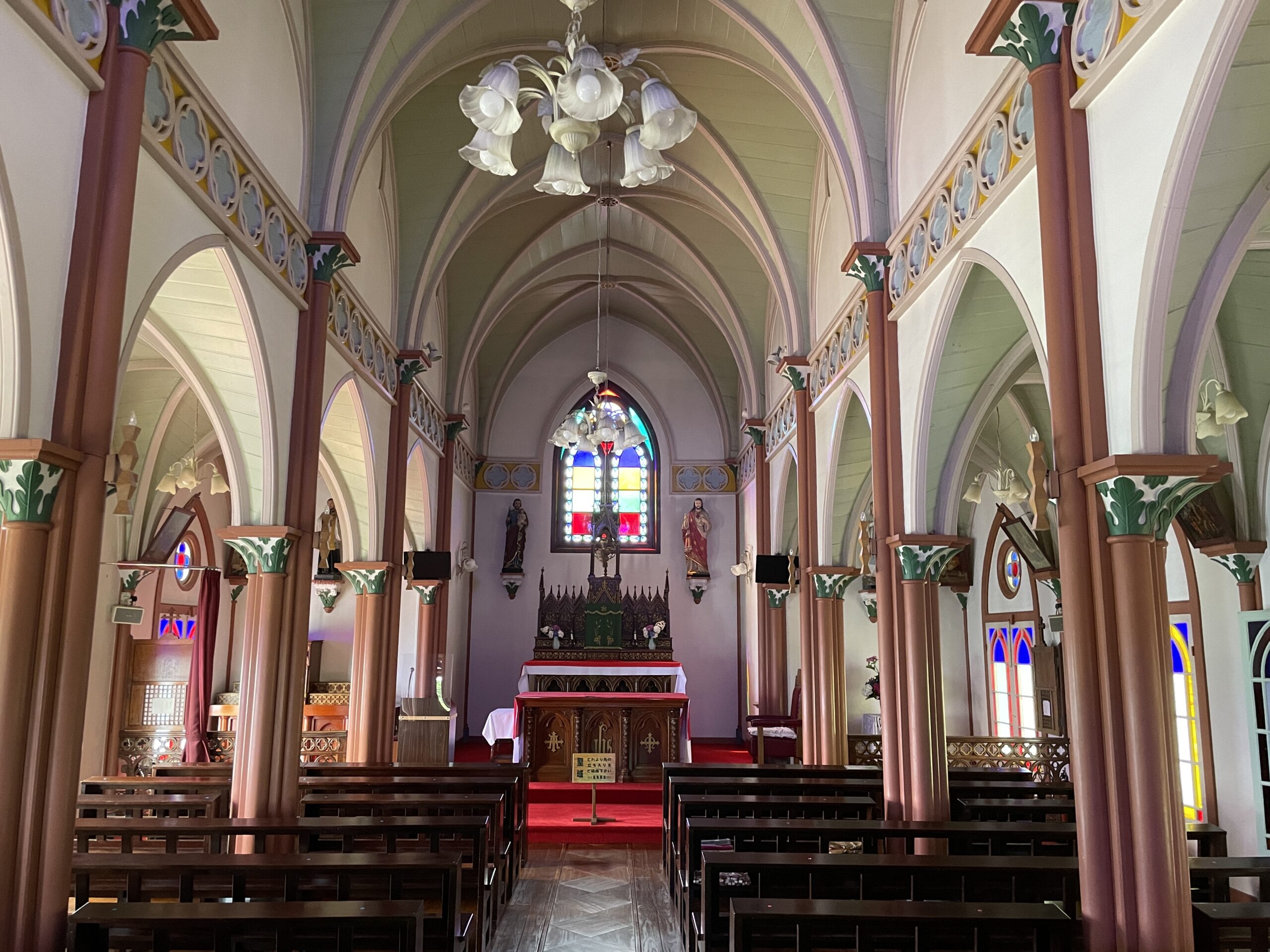 Innenansicht nebst Altar der Katholischen Hōki-Kirche auf Hirado