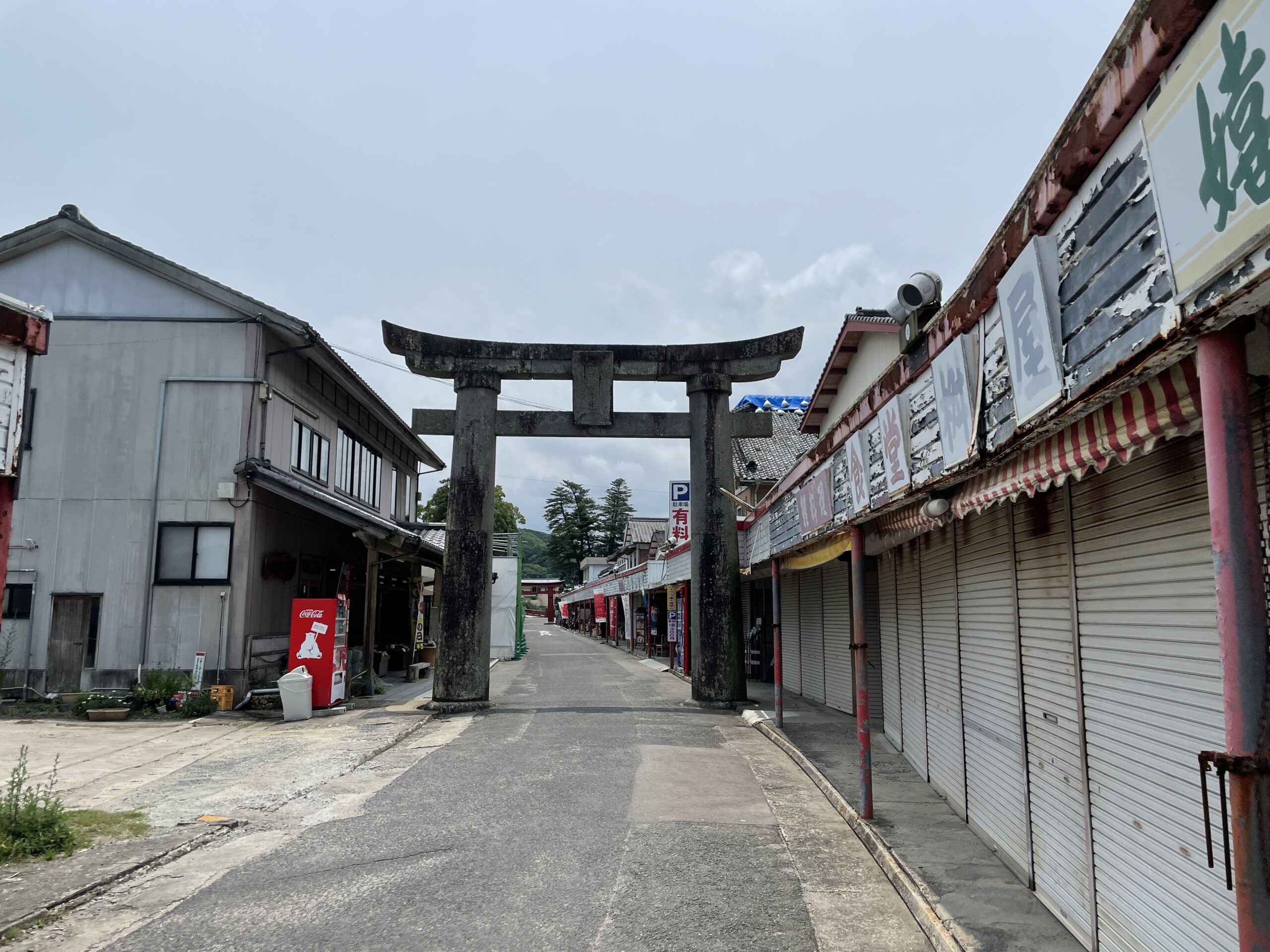 Die Ladenstraße am Eingang zum Yutoku-Inari-Schrein in Kashima, Saga